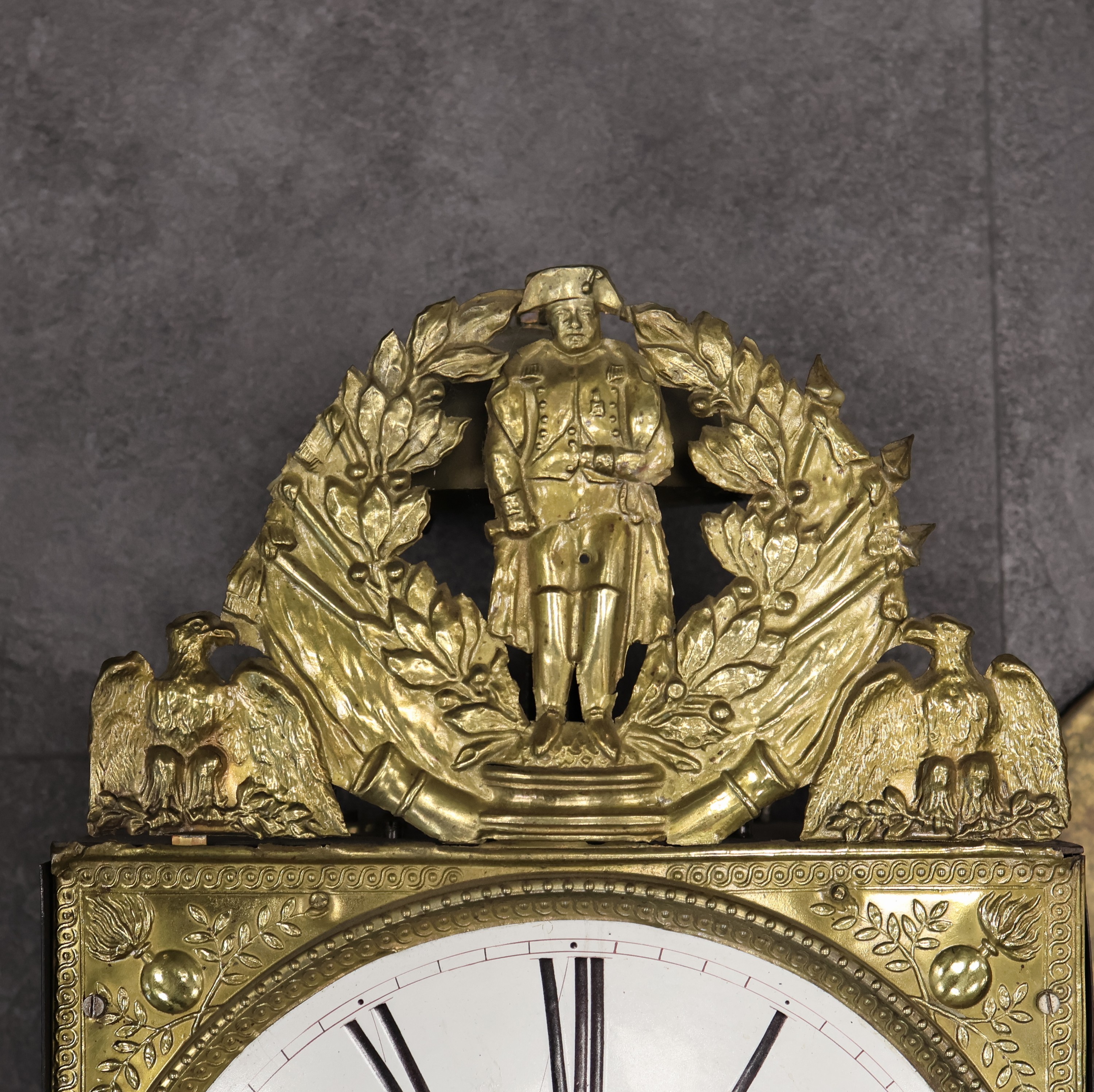 Detail d: COMTOISE mit Darstellung Napoleons, Frankreich 1840, Geh. m. seitl. Türen, geprägtes Messingschild m. Napoleon im Lorbeerkranz von 2 Adlern ...