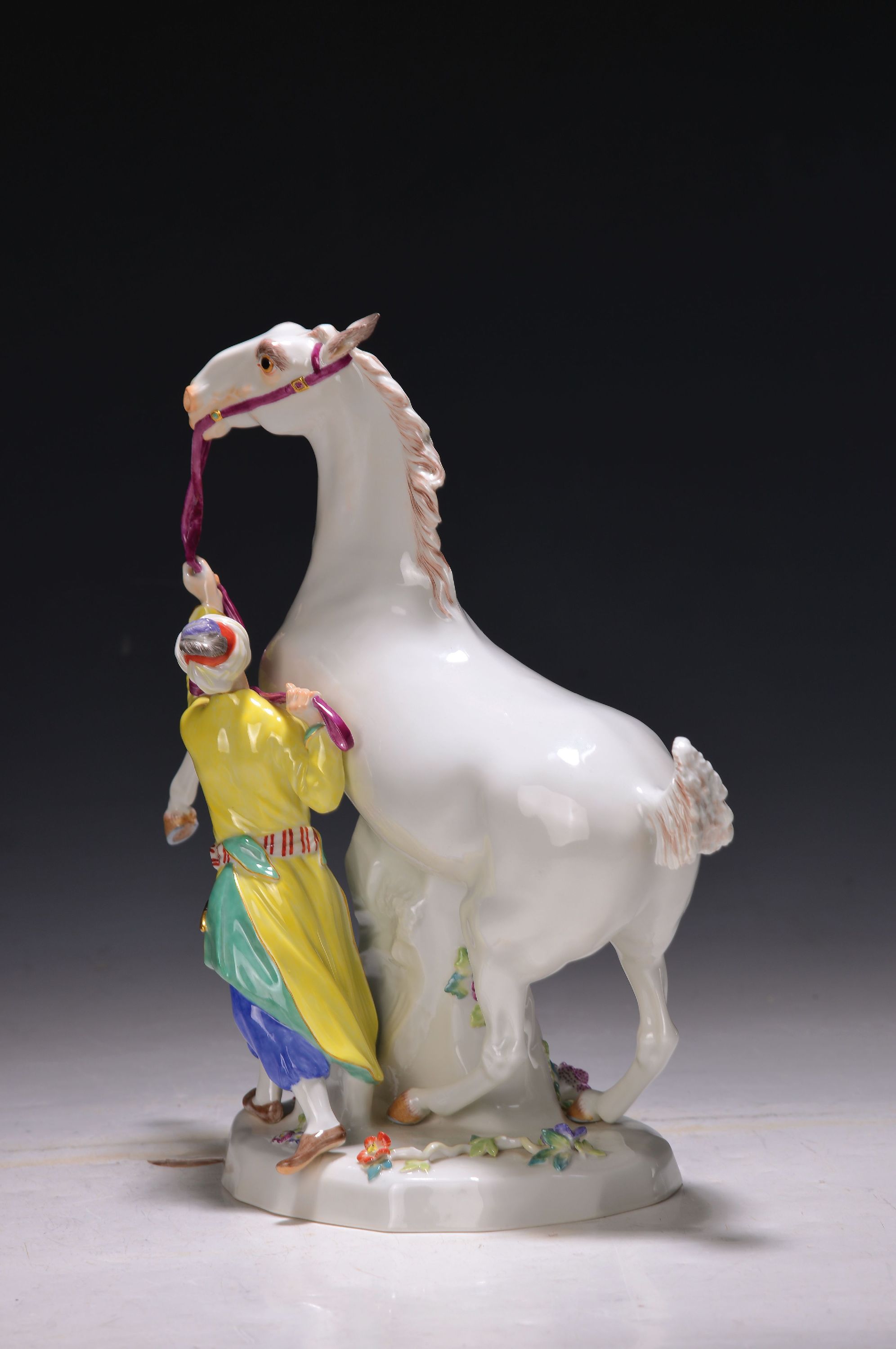 Detail b: Pferdebändiger, Meissen, 80/90er Jahre, Porzellan, steigender Pferd mit Orientale, polychrom bemalt, Sockel mit applizierten Blümchen, Modell ...