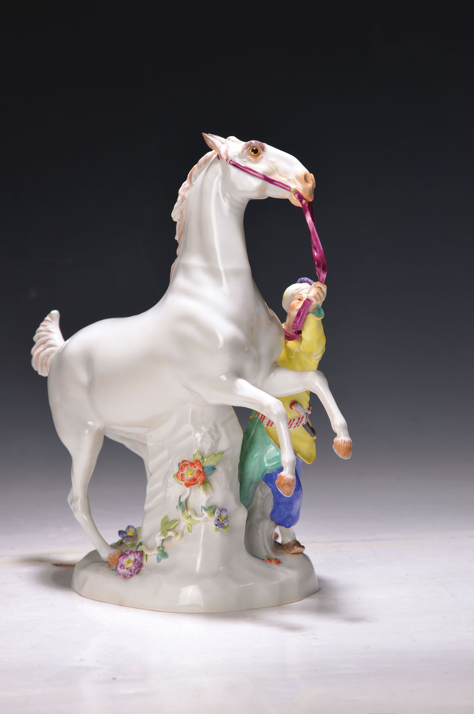 Detail c: Pferdebändiger, Meissen, 80/90er Jahre, Porzellan, steigender Pferd mit Orientale, polychrom bemalt, Sockel mit applizierten Blümchen, Modell ...
