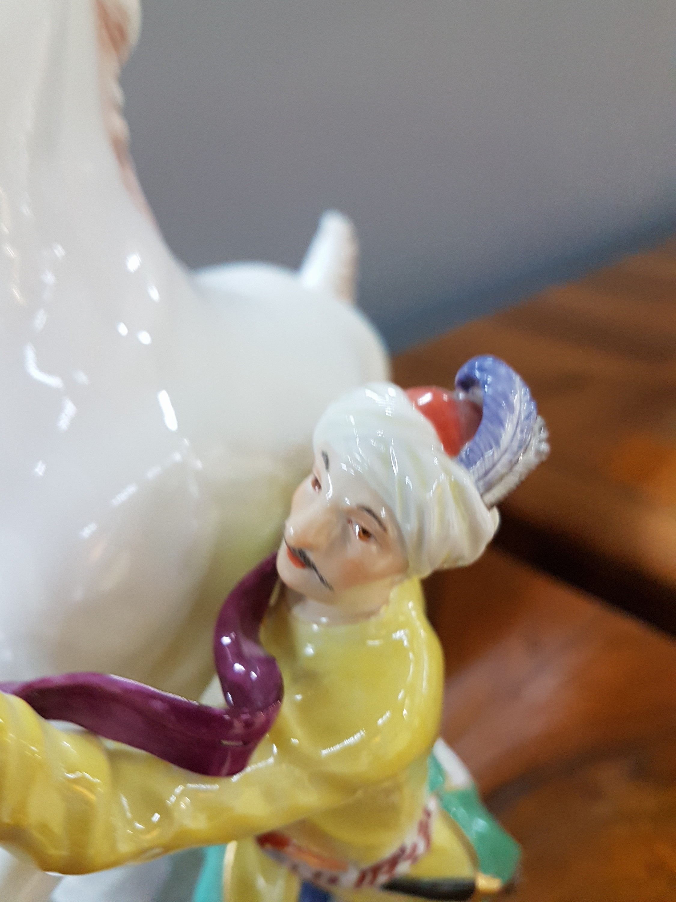 Detail e: Pferdebändiger, Meissen, 80/90er Jahre, Porzellan, steigender Pferd mit Orientale, polychrom bemalt, Sockel mit applizierten Blümchen, Modell ...