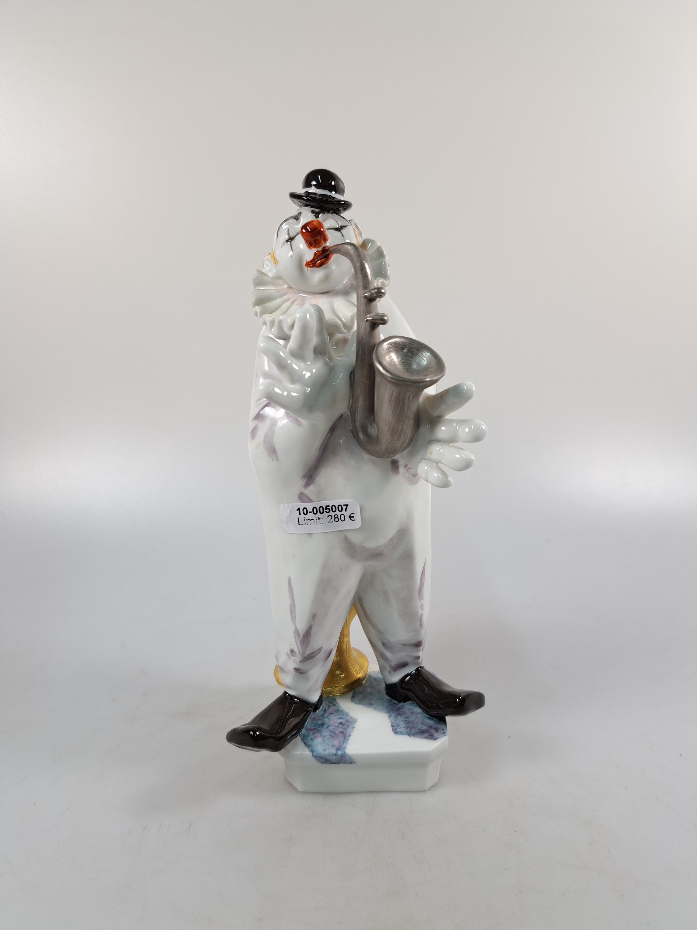 Detail a: Porzellanfigur aus der Clownskapelle, Entwurf Peter Strang Meissen, 20. Jh., Saxophonspieler, polychrom bemalt, ca. 21 x 10x 7.5 cm, num. 60462, rest.