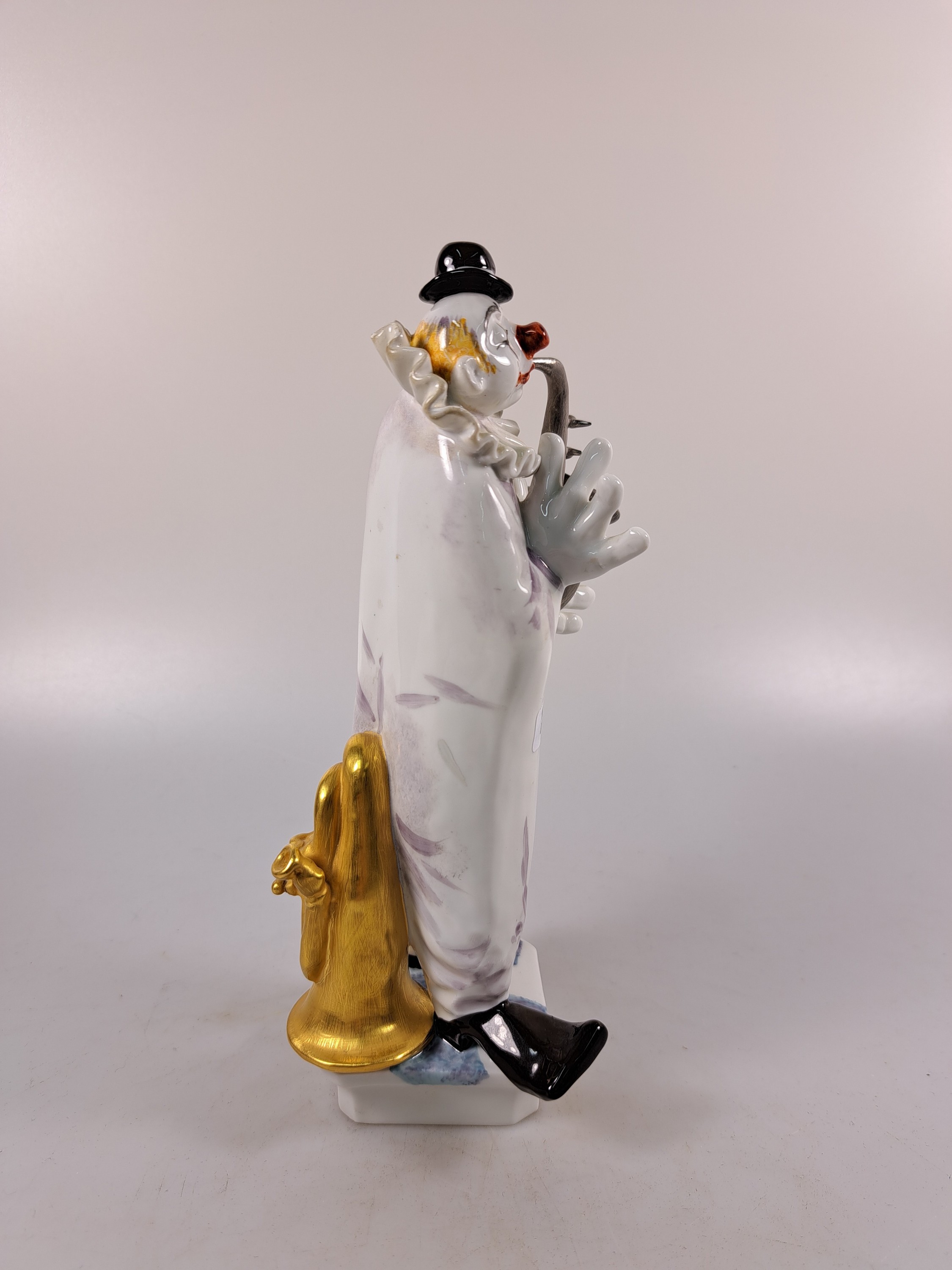 Detail c: Porzellanfigur aus der Clownskapelle, Entwurf Peter Strang Meissen, 20. Jh., Saxophonspieler, polychrom bemalt, ca. 21 x 10x 7.5 cm, num. 60462, rest.