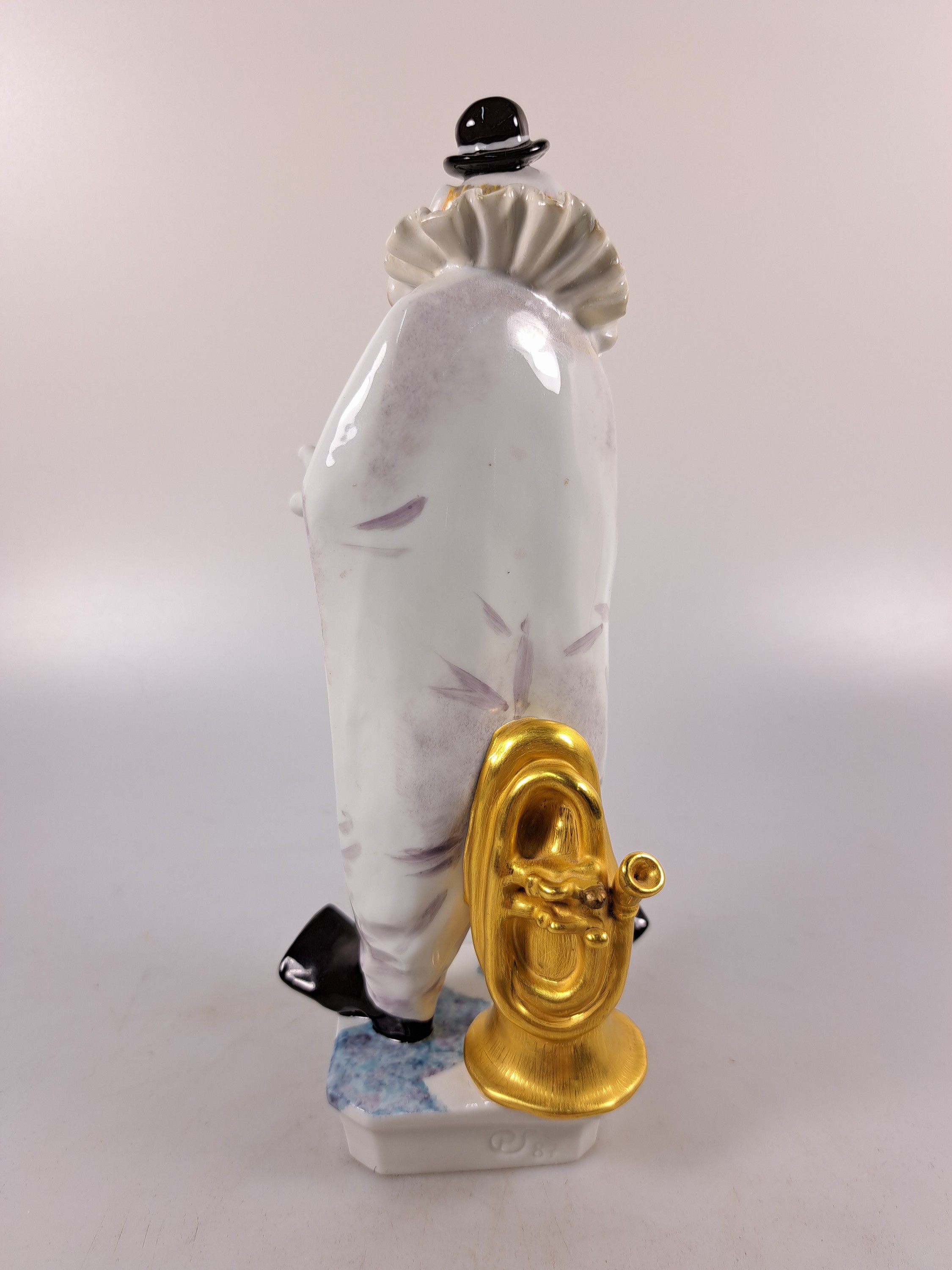 Detail d: Porzellanfigur aus der Clownskapelle, Entwurf Peter Strang Meissen, 20. Jh., Saxophonspieler, polychrom bemalt, ca. 21 x 10x 7.5 cm, num. 60462, rest.