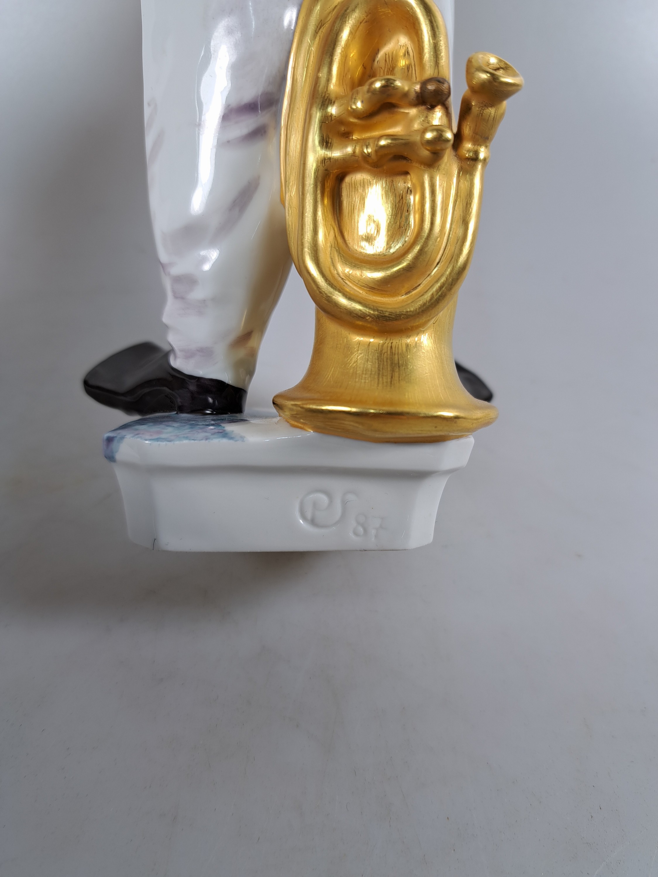 Detail e: Porzellanfigur aus der Clownskapelle, Entwurf Peter Strang Meissen, 20. Jh., Saxophonspieler, polychrom bemalt, ca. 21 x 10x 7.5 cm, num. 60462, rest.