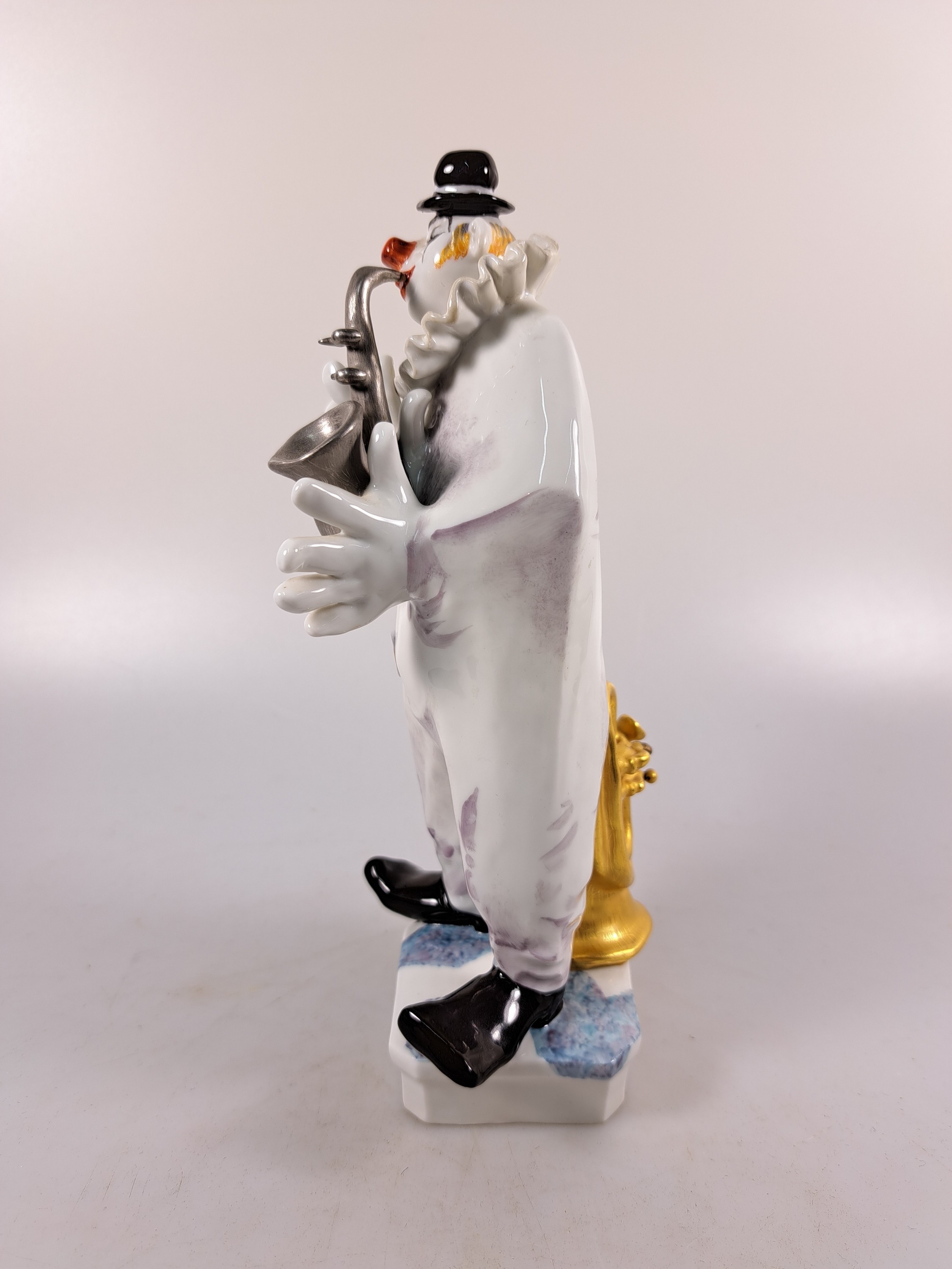 Detail f: Porzellanfigur aus der Clownskapelle, Entwurf Peter Strang Meissen, 20. Jh., Saxophonspieler, polychrom bemalt, ca. 21 x 10x 7.5 cm, num. 60462, rest.