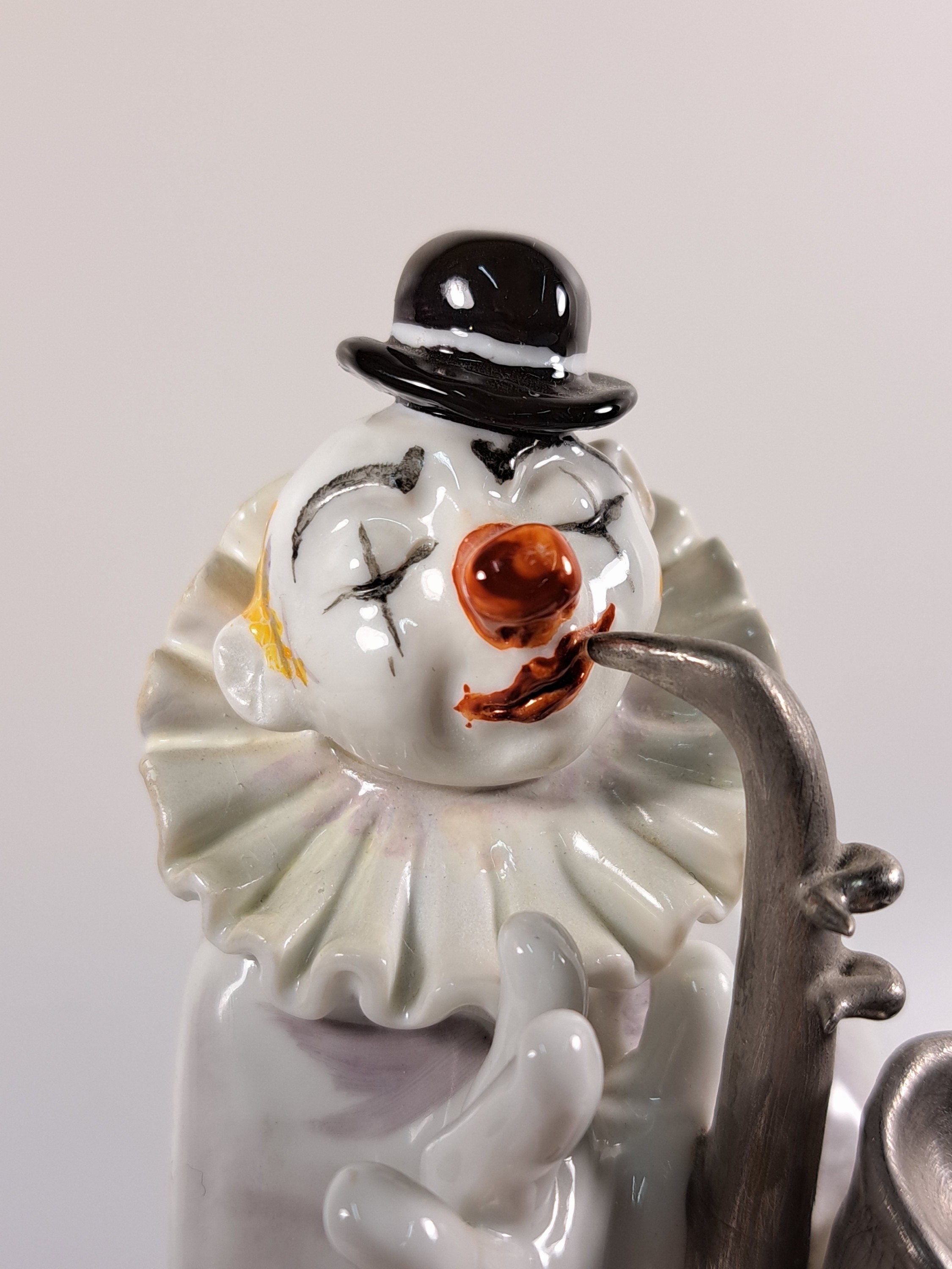 Detail h: Porzellanfigur aus der Clownskapelle, Entwurf Peter Strang Meissen, 20. Jh., Saxophonspieler, polychrom bemalt, ca. 21 x 10x 7.5 cm, num. 60462, rest.