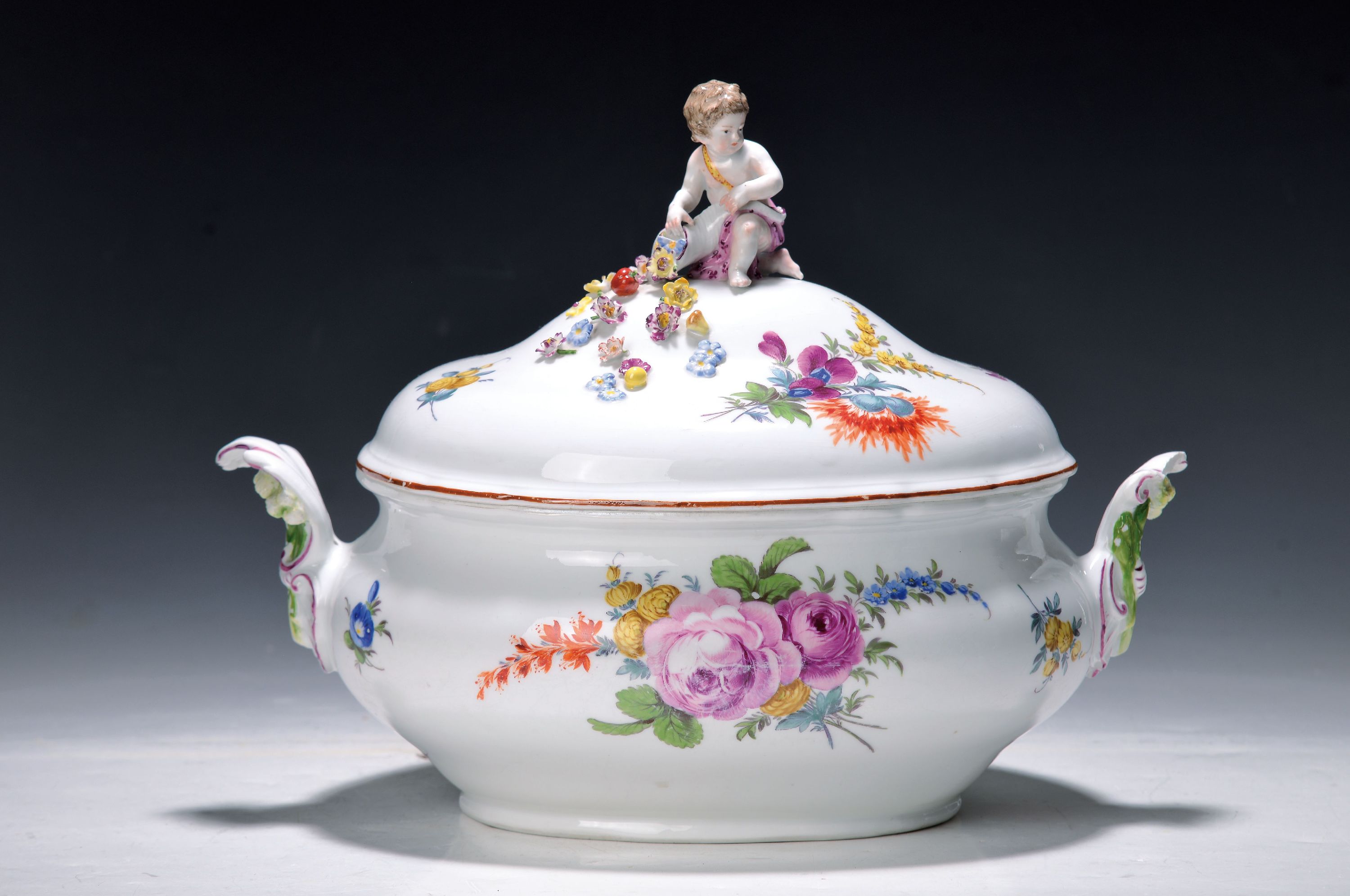 Terrine, Meissen, Marcolinizeit, 1774-1814, Porzellan, polychrome Blumenbuketts, Bekrönung in Form eines Putto mit Füllhorn, applizierte Blüten, ...