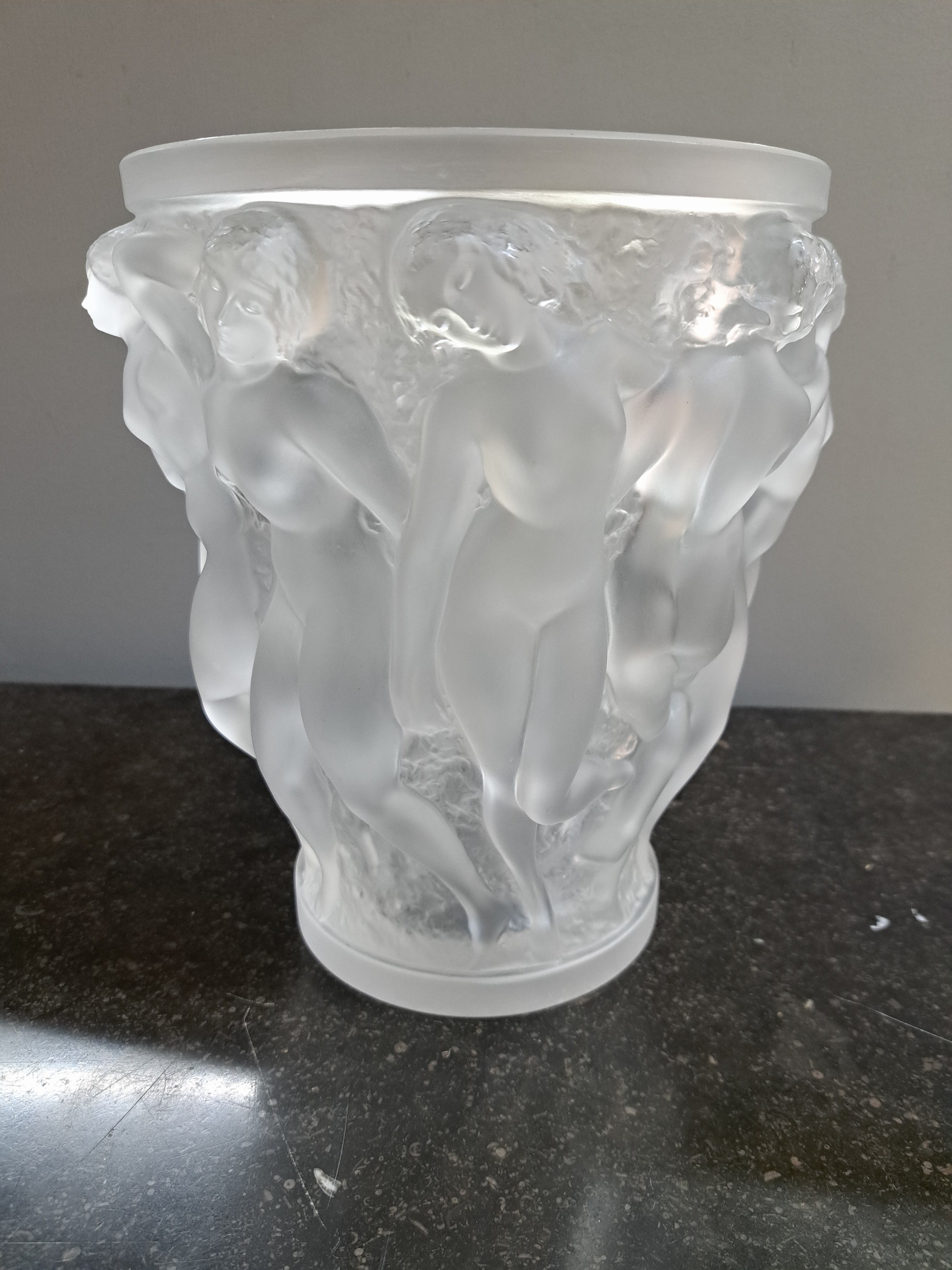 Detail a: Große Vase, Lalique, 20. Jh., Bacchantes, umlaufende Frauenakte, signiert, farbloses Kristallglas, H.ca. 25 cm, Zustand: Nase einerder Bacchantinnen ...