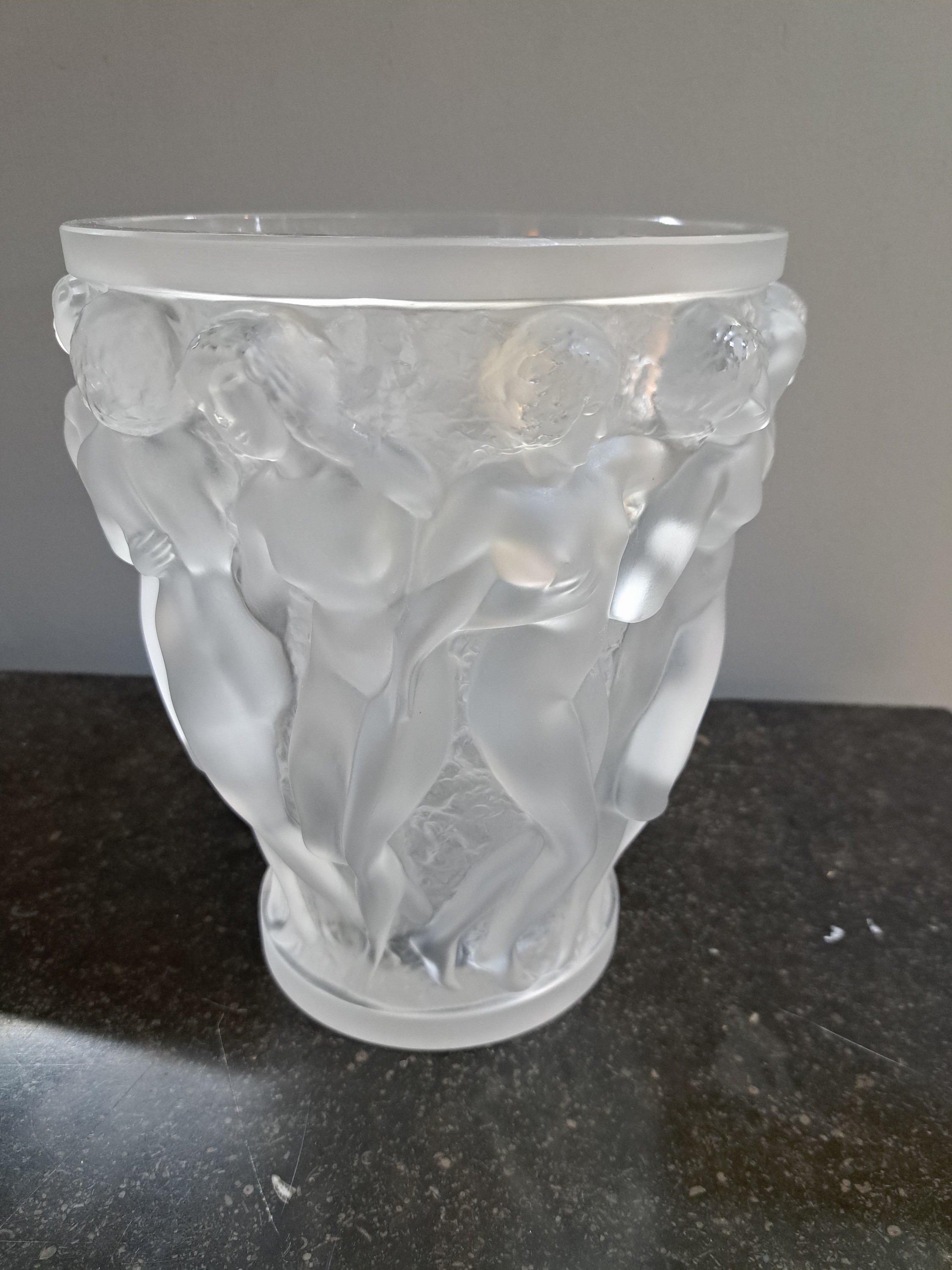 Detail b: Große Vase, Lalique, 20. Jh., Bacchantes, umlaufende Frauenakte, signiert, farbloses Kristallglas, H.ca. 25 cm, Zustand: Nase einerder Bacchantinnen ...