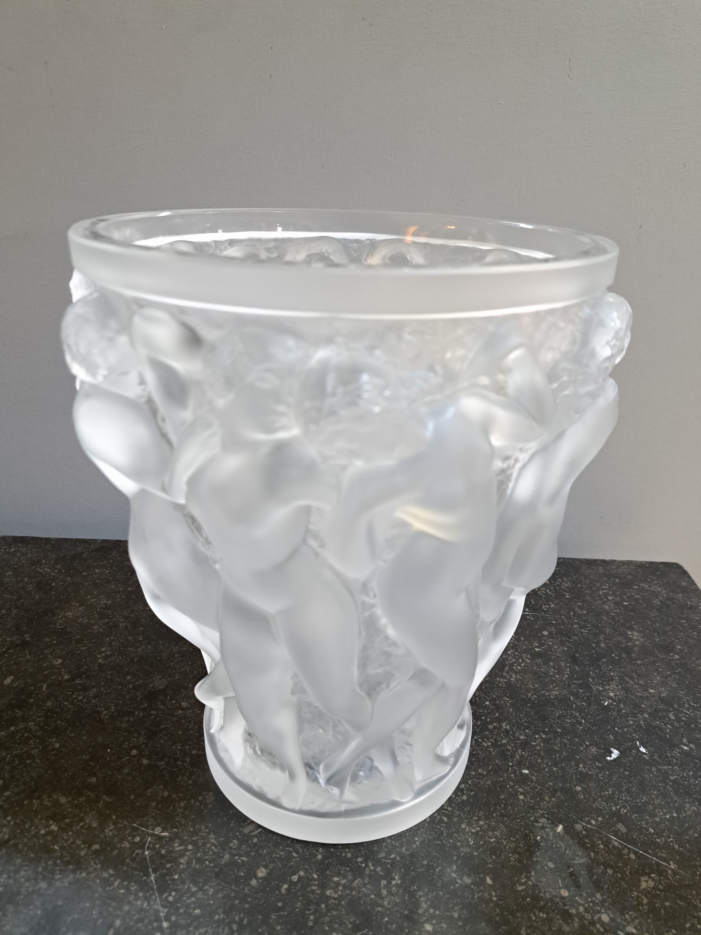 Detail c: Große Vase, Lalique, 20. Jh., Bacchantes, umlaufende Frauenakte, signiert, farbloses Kristallglas, H.ca. 25 cm, Zustand: Nase einerder Bacchantinnen ...