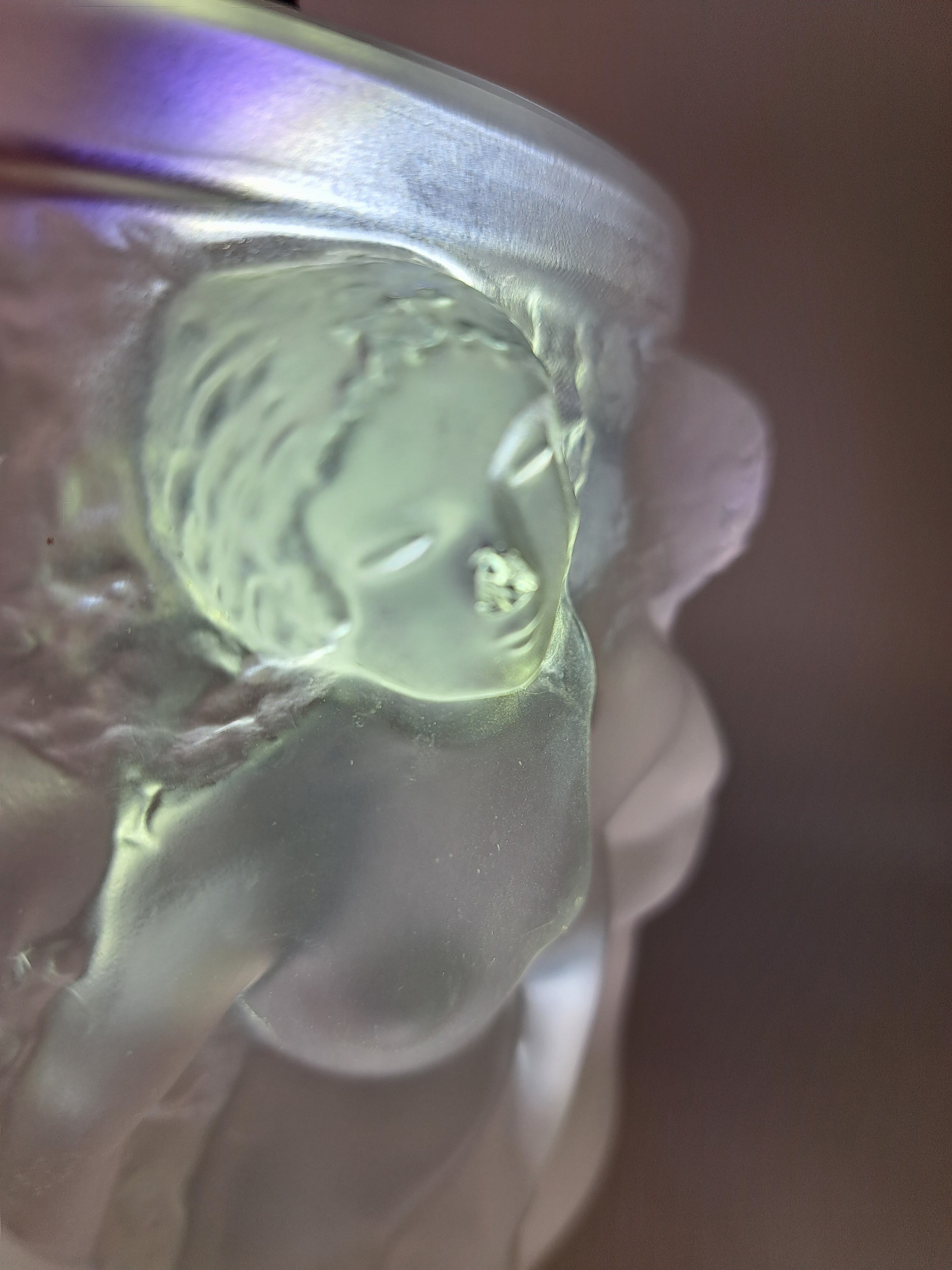 Detail f: Große Vase, Lalique, 20. Jh., Bacchantes, umlaufende Frauenakte, signiert, farbloses Kristallglas, H.ca. 25 cm, Zustand: Nase einerder Bacchantinnen ...
