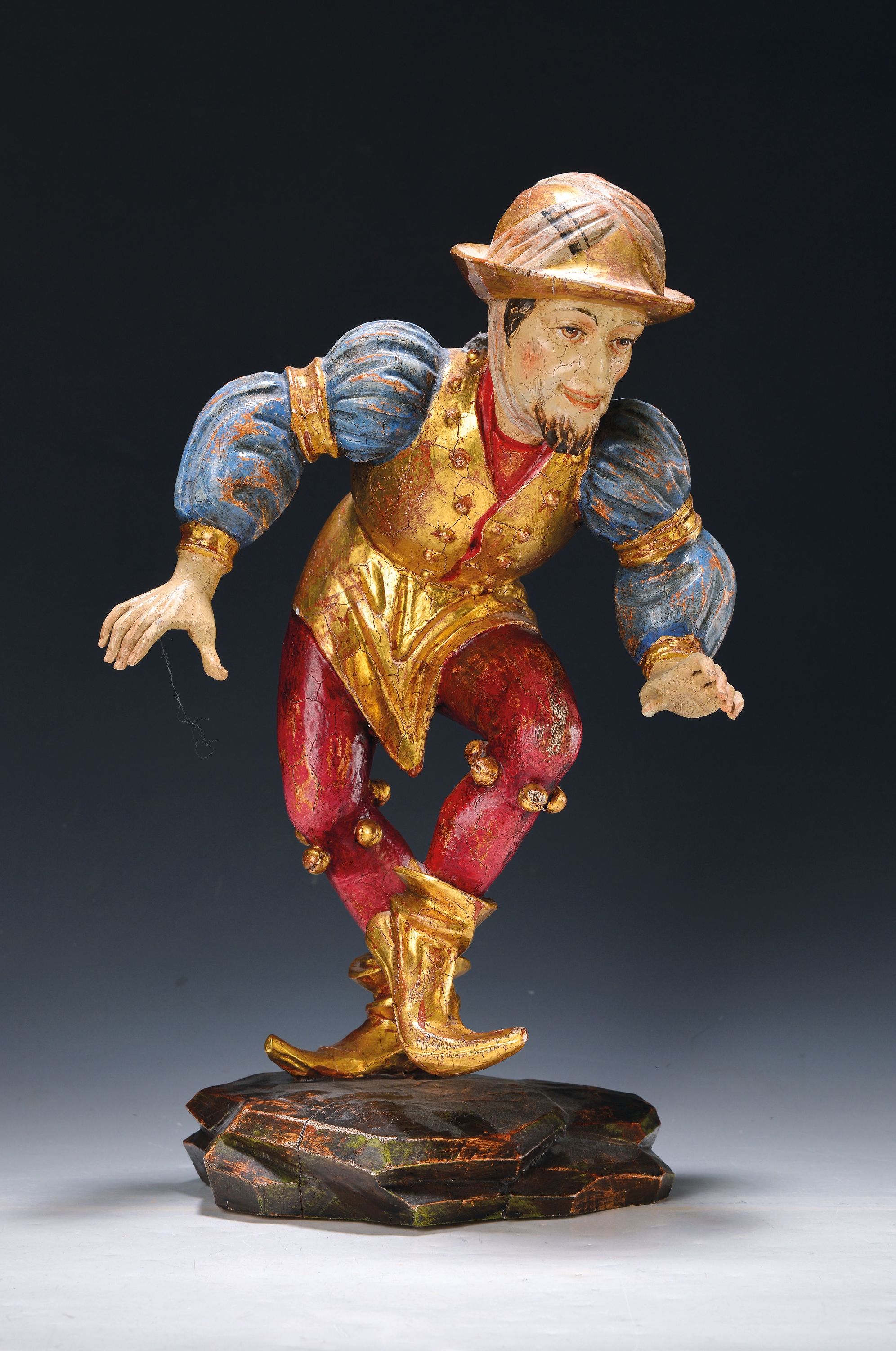 Moriskentänzer, wohl Südtirol, 2. Hälfte 20. Jh., Lindenholz geschnitzt und bunt gefasst, mit Echtvergoldung, H. ca. 44 cm, im Sockel l. ...
