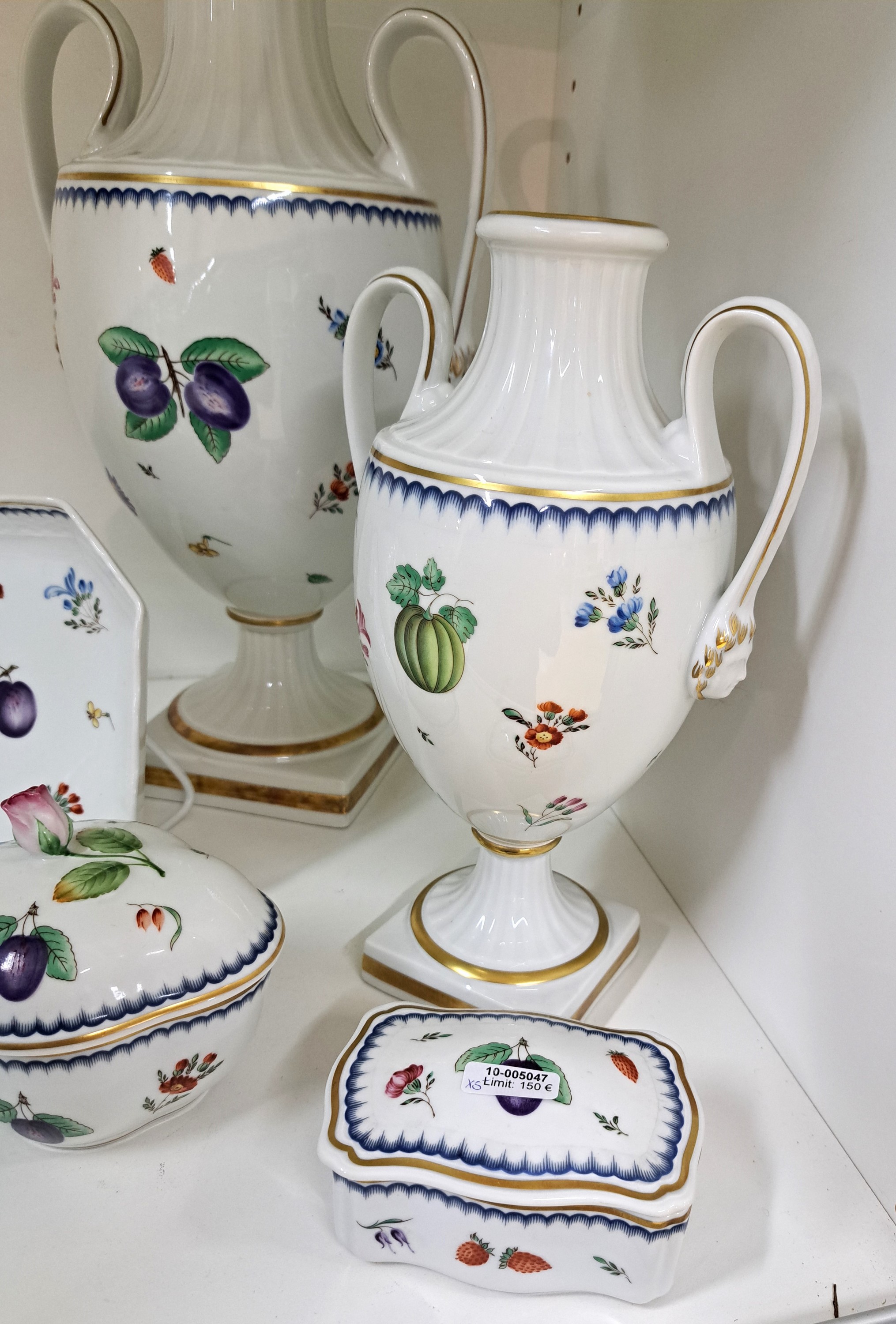 Detail a: Zwei Vasen, zwei Deckeldose und eine Schale, Ginori, Doccia Florence, Italien, 2. Hälfte 20. Jh., Blumen und Obstdekor, Goldränder, Vasen H. 26/36 ...