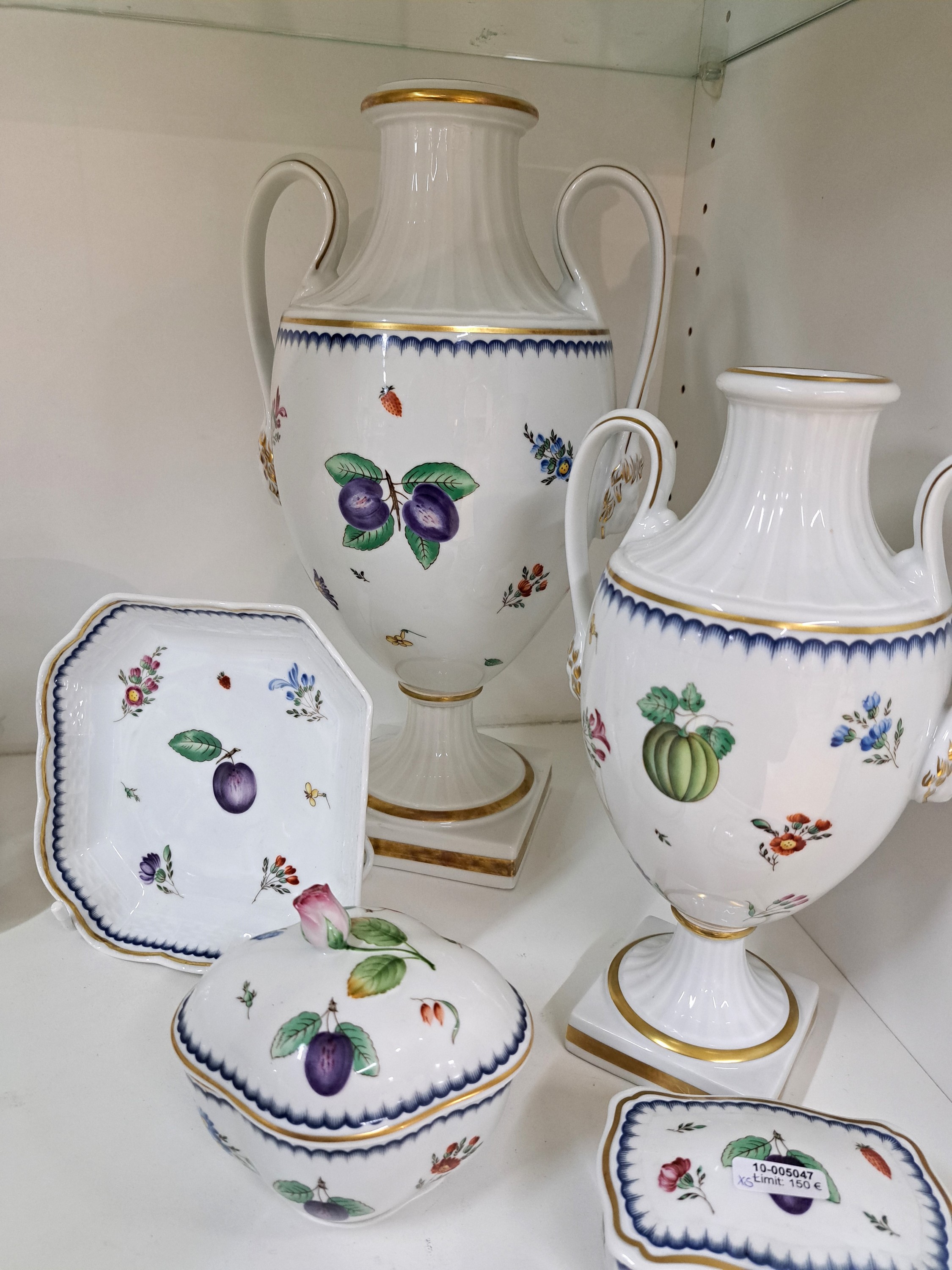 Detail b: Zwei Vasen, zwei Deckeldose und eine Schale, Ginori, Doccia Florence, Italien, 2. Hälfte 20. Jh., Blumen und Obstdekor, Goldränder, Vasen H. 26/36 ...