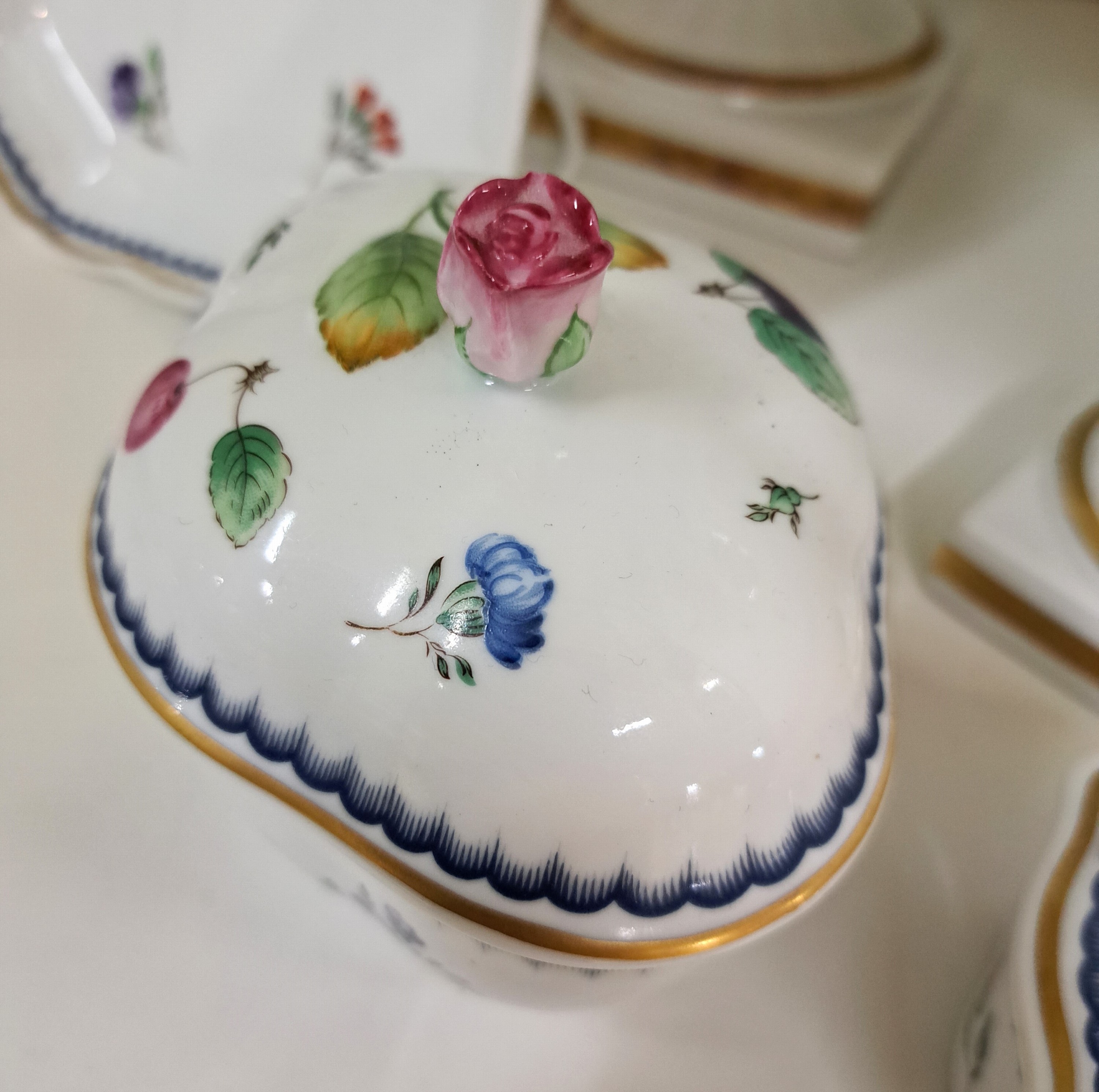 Detail c: Zwei Vasen, zwei Deckeldose und eine Schale, Ginori, Doccia Florence, Italien, 2. Hälfte 20. Jh., Blumen und Obstdekor, Goldränder, Vasen H. 26/36 ...
