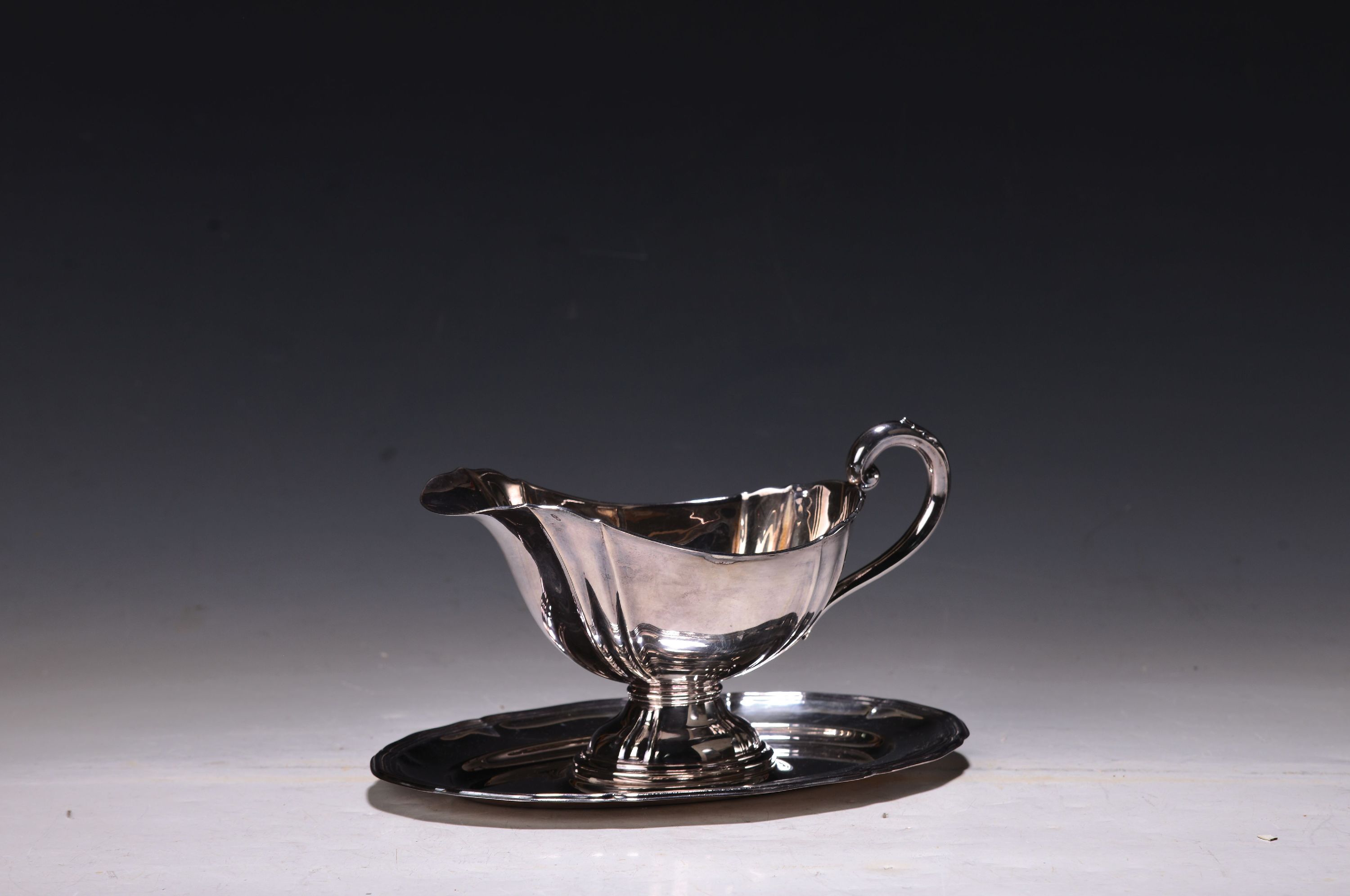 Detail a: Sauciere, deutsch, wohl 30er Jahre, deutsch, 835er Silber, doppelte Vierpassform, mehrfach profilierter Rand, ca. 260g, ca. 12 x 20.5 cm