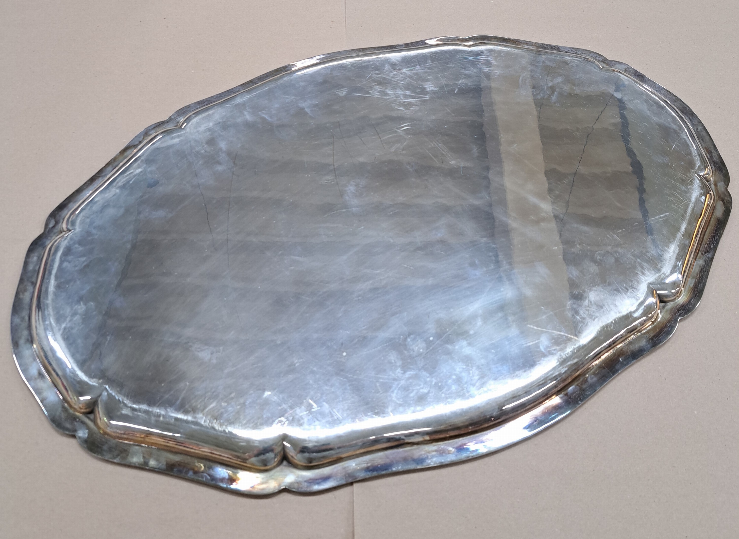 Detail e: Sehr großes Silbertablett, C.A. Beumers, Düsseldorf, 800er Silber, vielpassige Form, Spiegel mit graviertem Wappen, 48x70 cm, ca. 3870g, ...