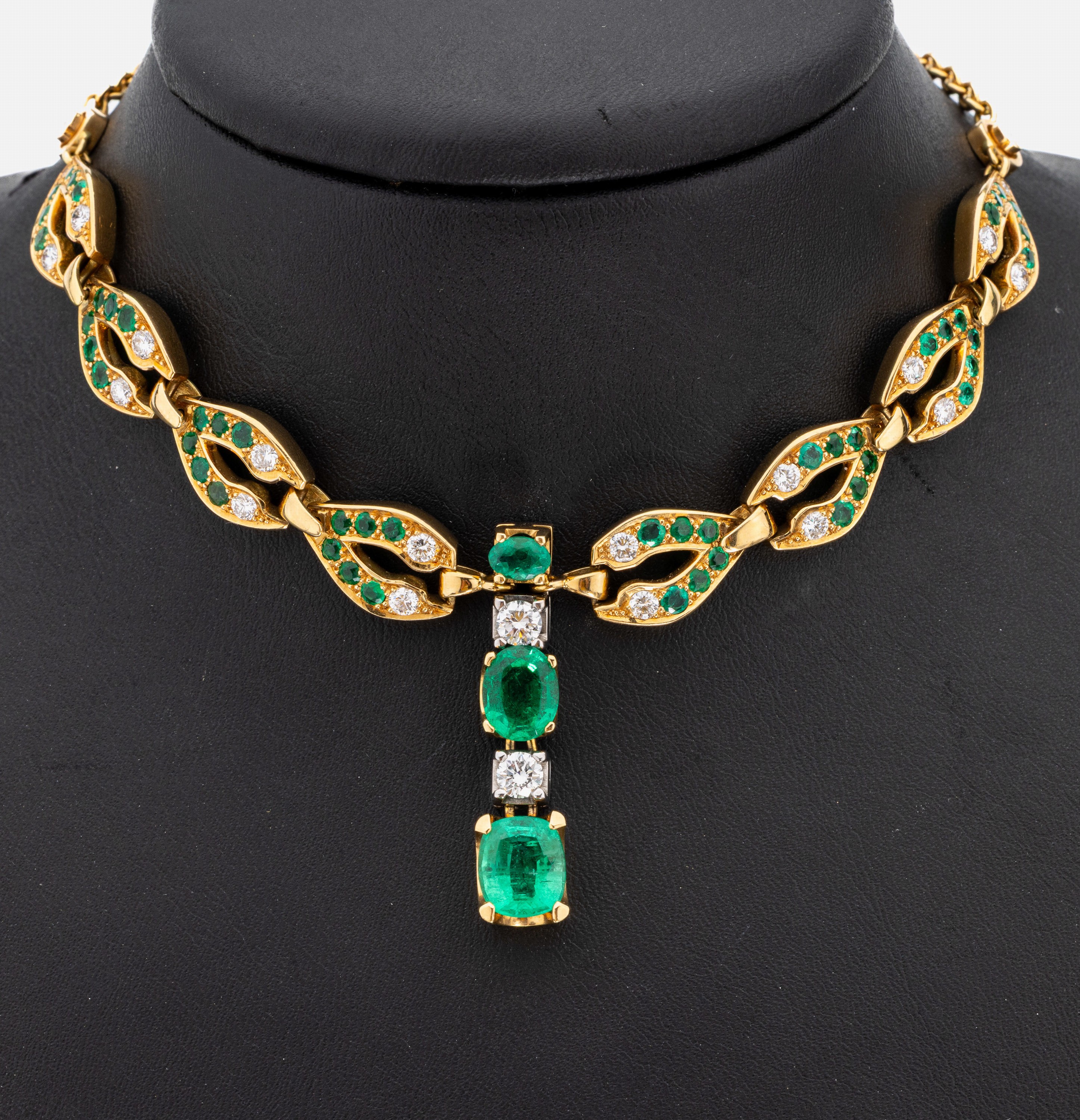 Exklusives 18 kt Gold Smaragd-Brillant- Collier, GG 750/000, Mittelteil bes. mit 3 ovalfacett. und 48 rundfacett. Smaragden zus. ca. 9.00 ct, 26 ...