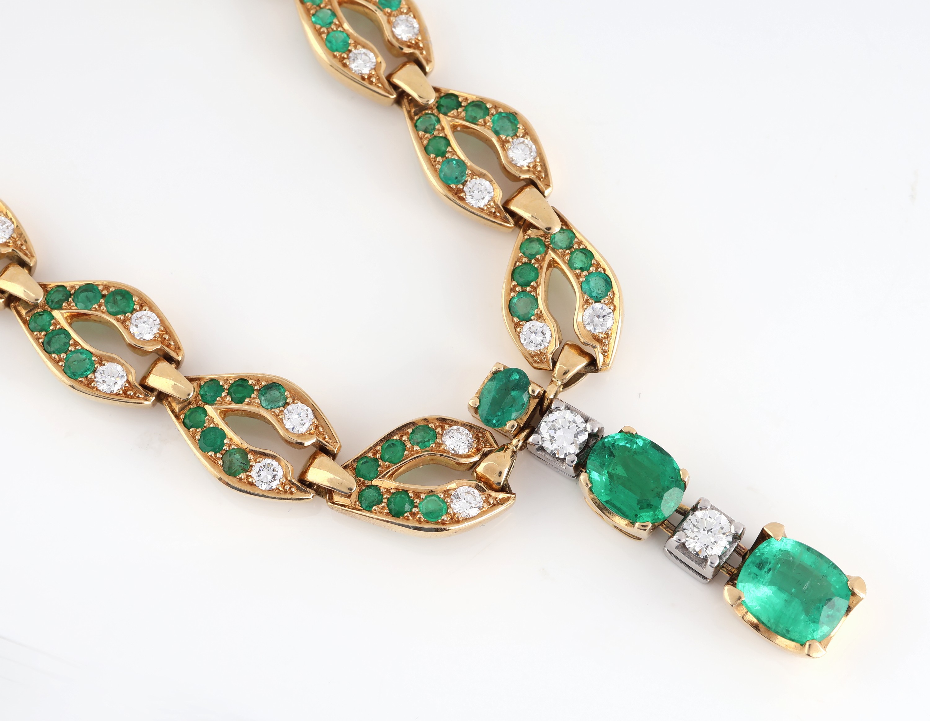 Detail a: Exklusives 18 kt Gold Smaragd-Brillant- Collier, GG 750/000, Mittelteil bes. mit 3 ovalfacett. und 48 rundfacett. Smaragden zus. ca. 9.00 ct, 26 ...