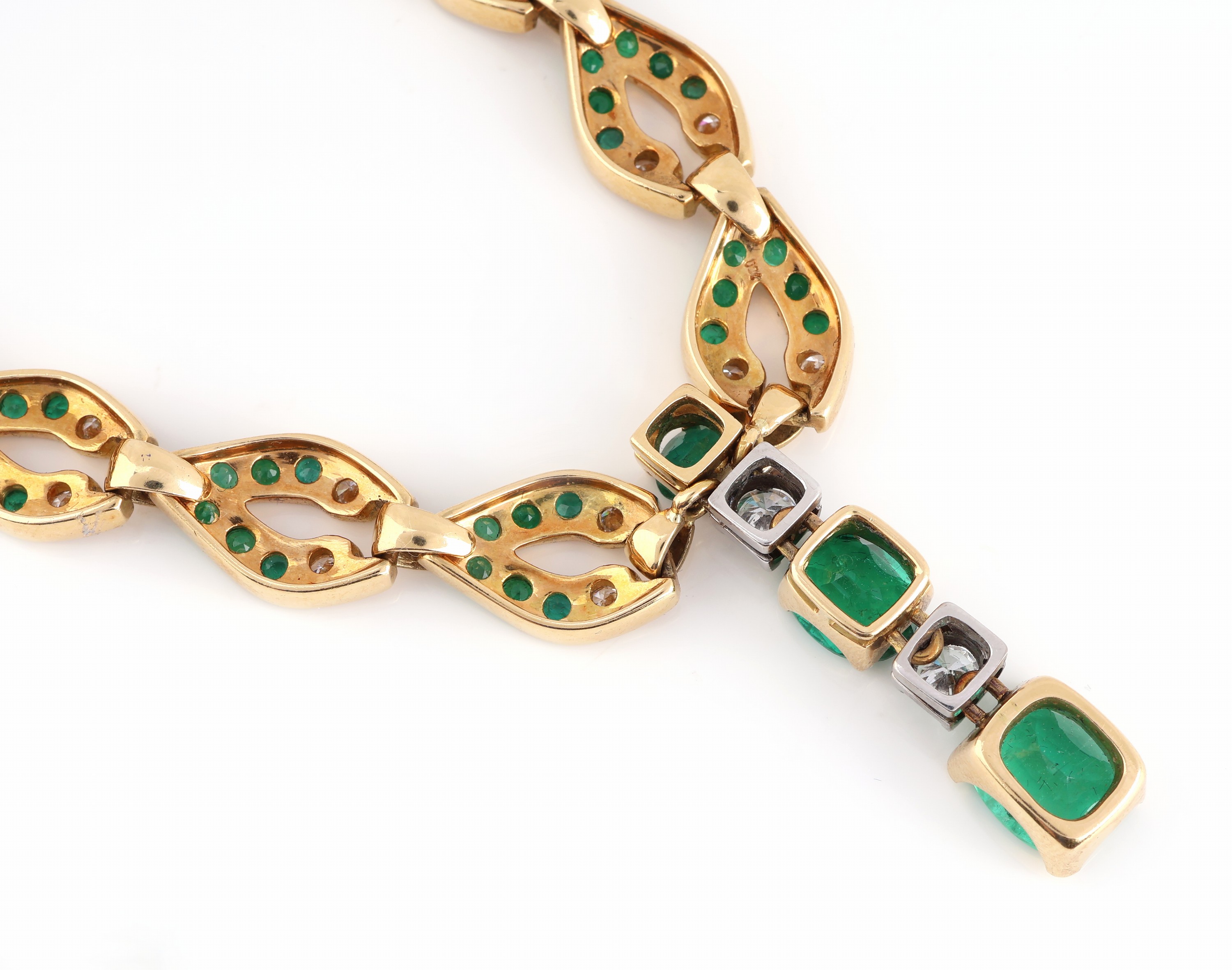 Detail b: Exklusives 18 kt Gold Smaragd-Brillant- Collier, GG 750/000, Mittelteil bes. mit 3 ovalfacett. und 48 rundfacett. Smaragden zus. ca. 9.00 ct, 26 ...