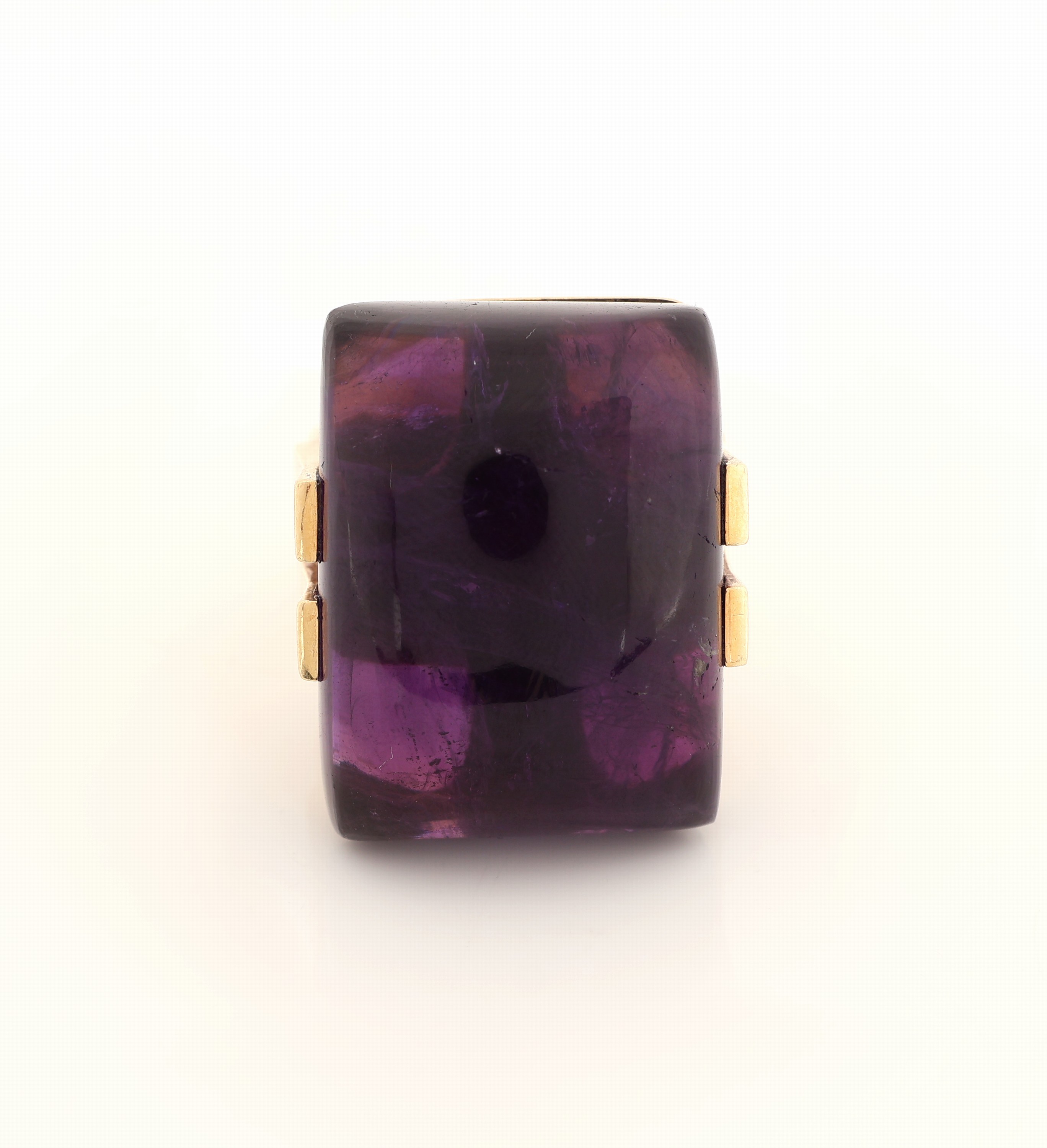 Detail a: 14 kt Gold Amethyst-Ring, GG 585/000, rechteckiger Amethyst-Cabochon (besch.) ca. 40.0 ct, massive Ausführung, RW 56, ca. 27.5 g