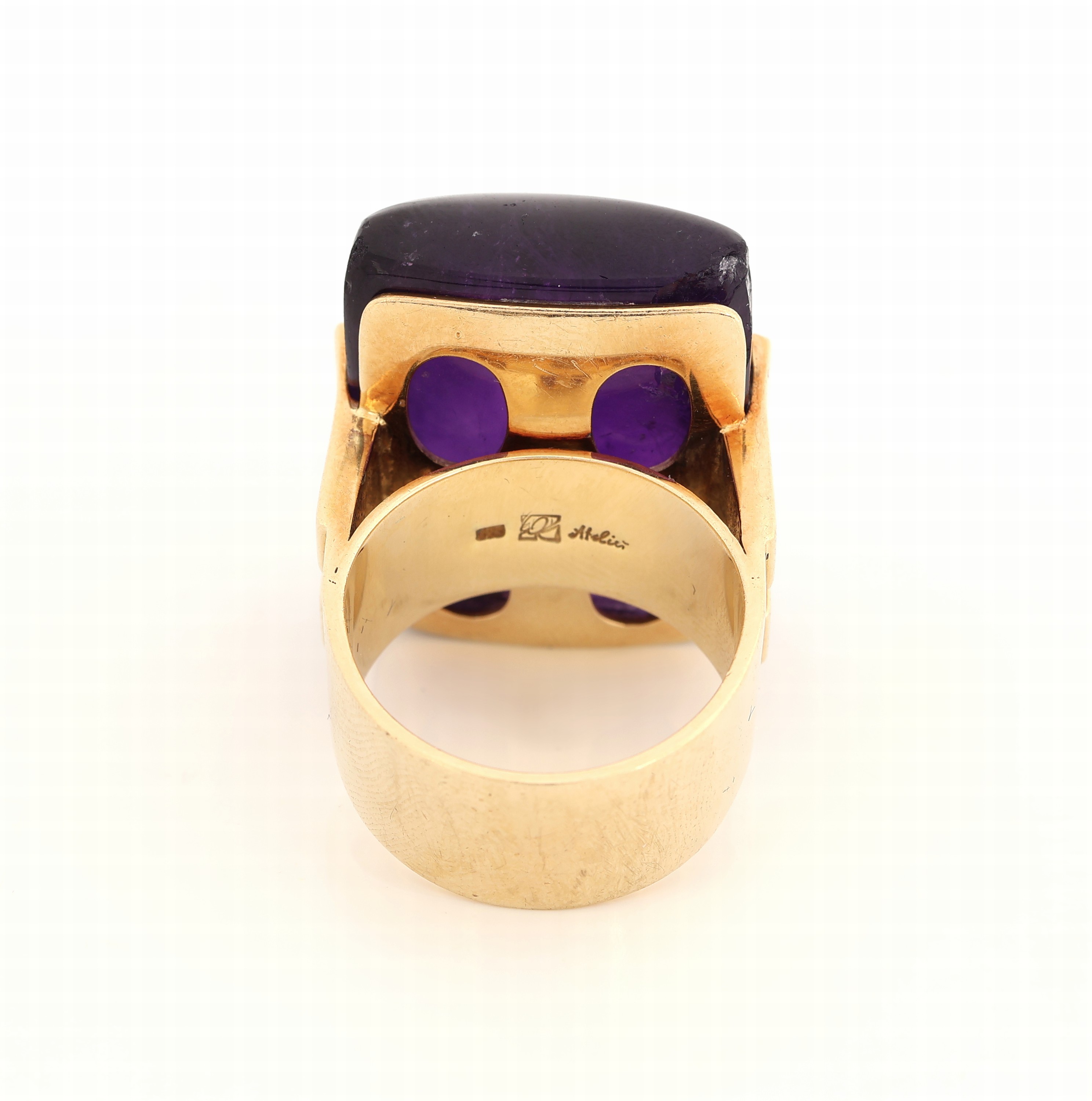 Detail b: 14 kt Gold Amethyst-Ring, GG 585/000, rechteckiger Amethyst-Cabochon (besch.) ca. 40.0 ct, massive Ausführung, RW 56, ca. 27.5 g