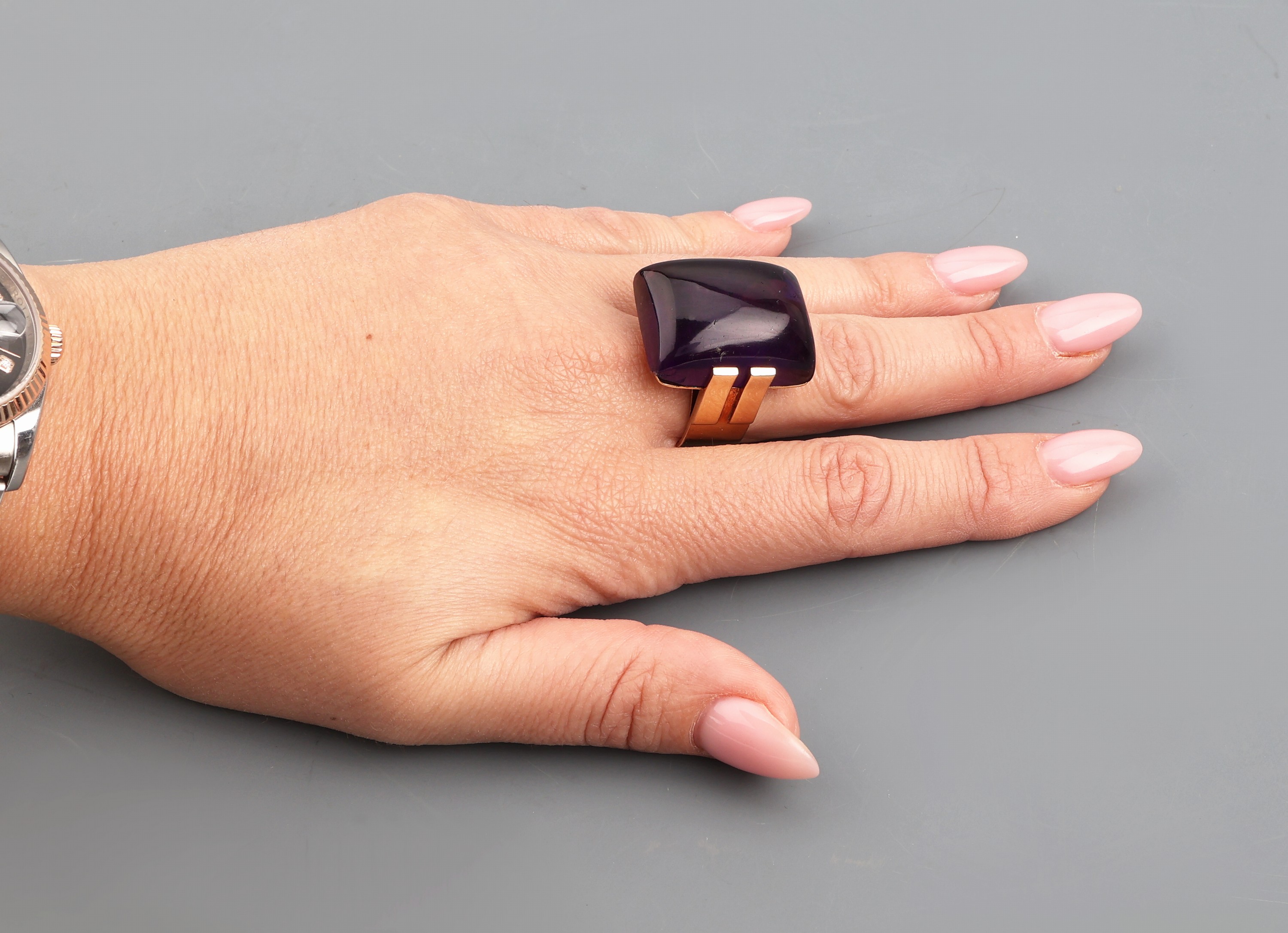 Detail d: 14 kt Gold Amethyst-Ring, GG 585/000, rechteckiger Amethyst-Cabochon (besch.) ca. 40.0 ct, massive Ausführung, RW 56, ca. 27.5 g