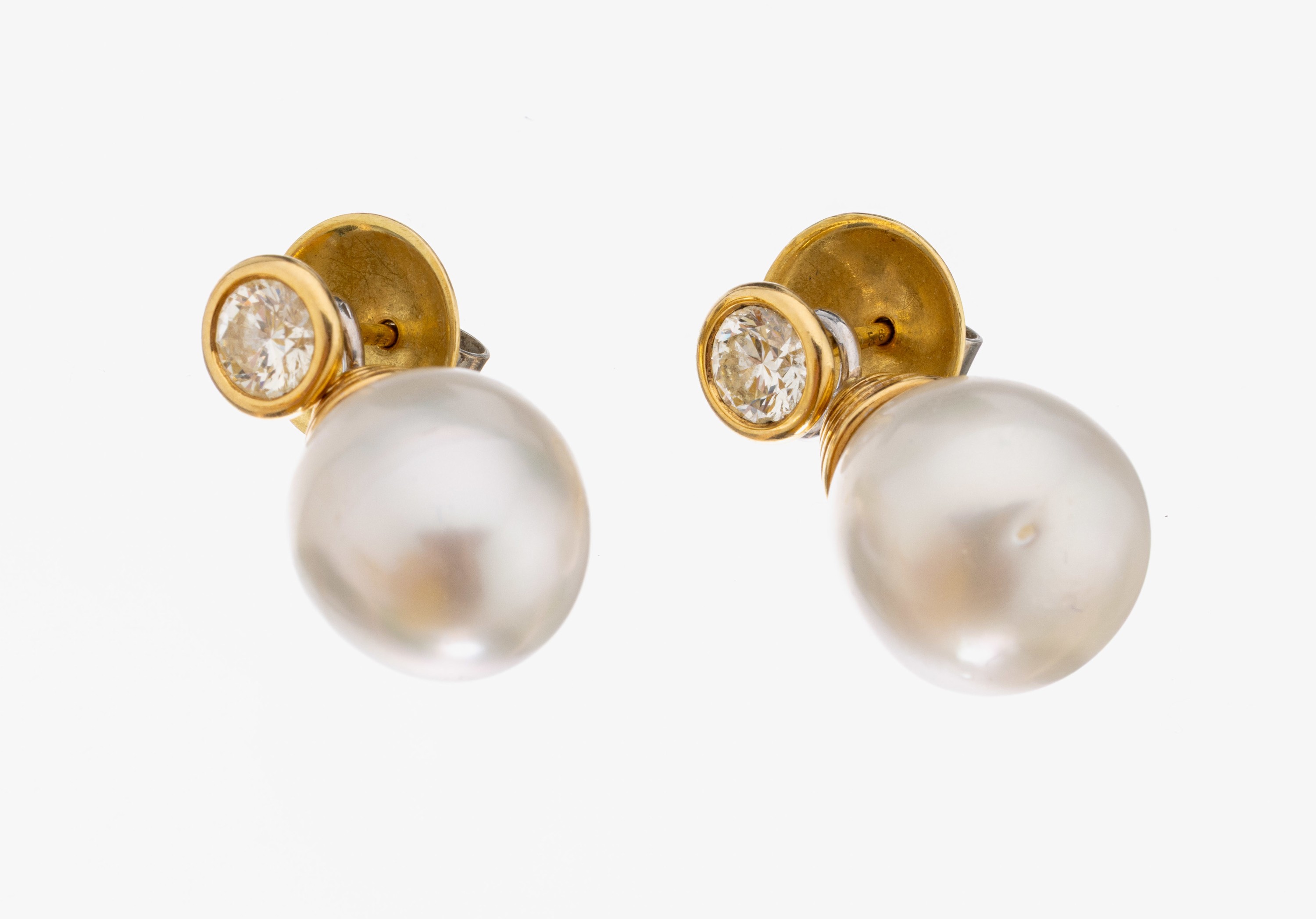 Paar 18 kt Gold Brillant-Perl-Ohrstecker, GG 750/000, 2 Südseezuchtperlen D. ca. 13.5 mm, nat. Merkmale, unrund, 2 Brillanten zus. ca. 1.0 ct ...