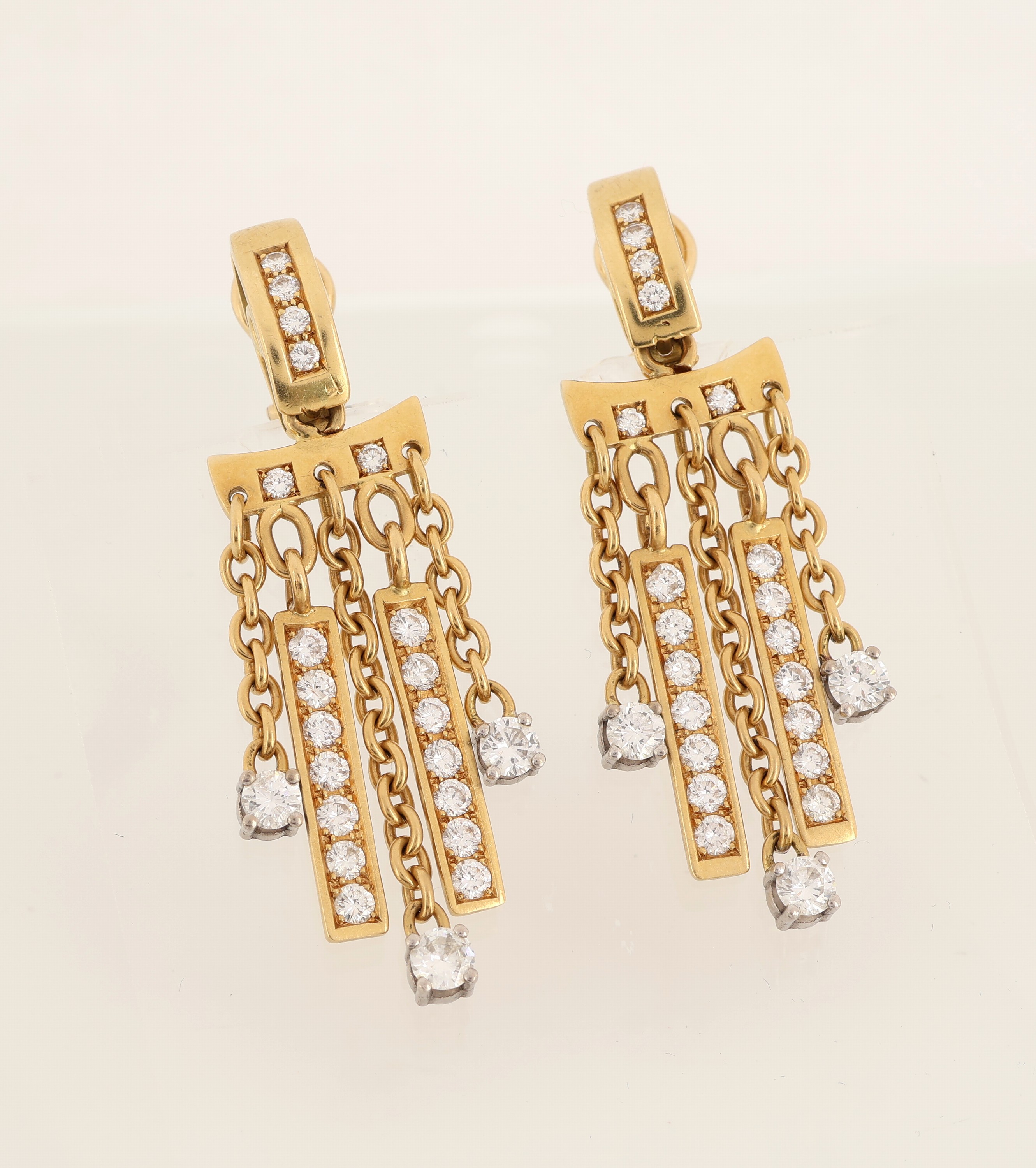 Paar 18 kt Gold Brillant-Ohrstecker, GG 750/000, 46 Brillanten zus. ca. 3.0 ct feines Weiß/vs-si, ausgefallenes Design mit Stäben und ...