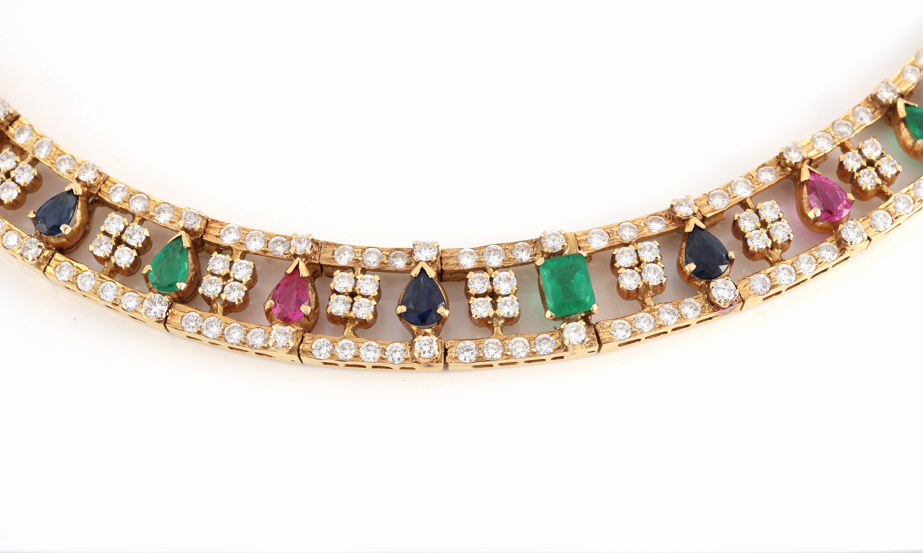 Detail a: 18 kt Gold Farbstein-Brillant-Collier, GG 750/000, 5 Smaragde, 4 Rubine und 4 Saphire in versch. Schliffformen (Tropfen, Emerald Cut, ovalfacett.) ...