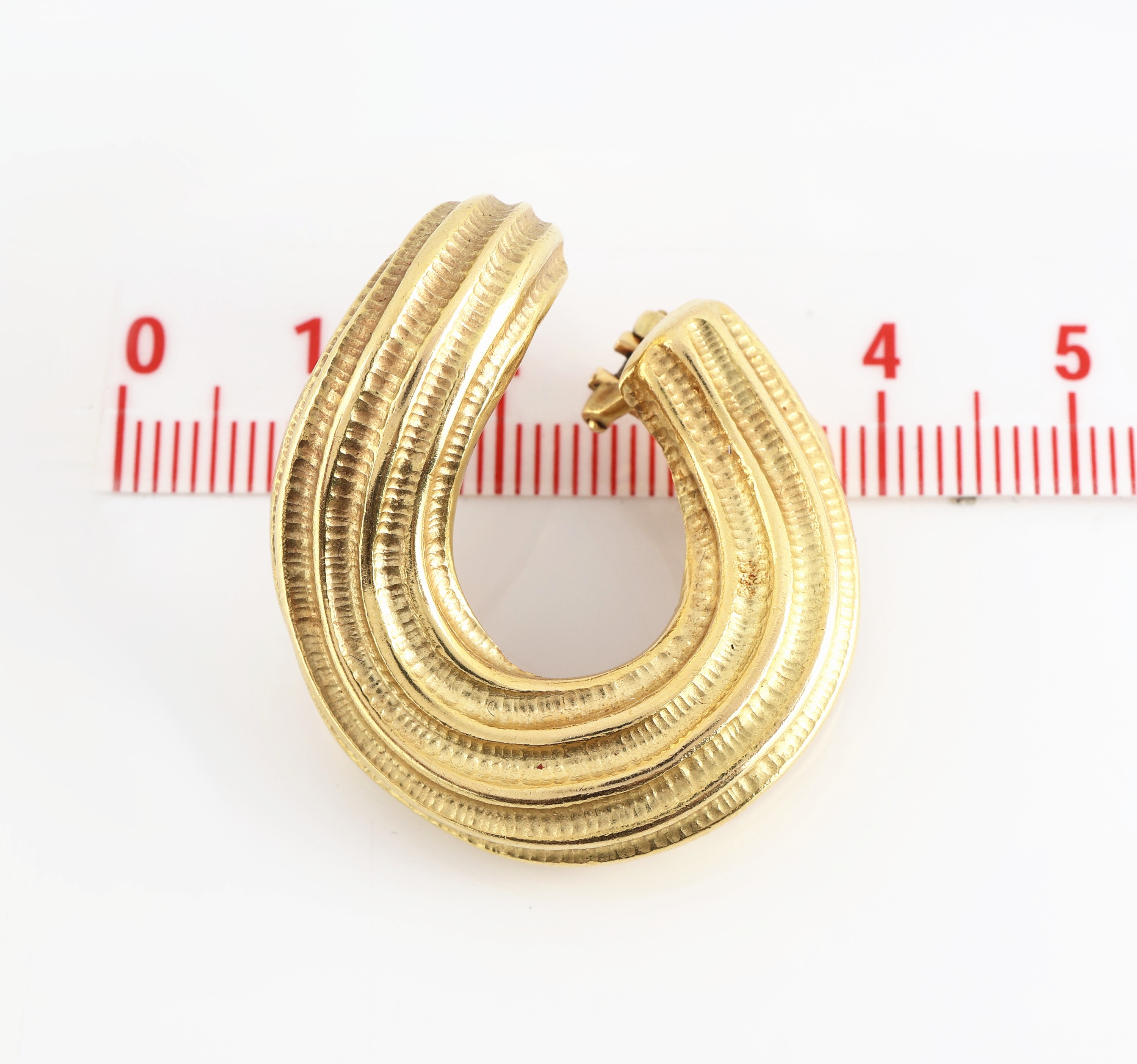 Detail a: Paar 18 kt Gold ANDREW GRIMA Ohrstecker, GG750/000, Rillendekor, D. ca. 3 cm, Clipbrisuren, sign., ca. 17.3 g