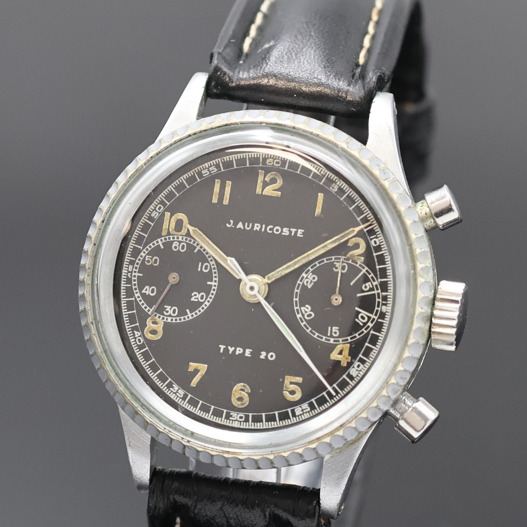 Detail a: J. AURICOSTE Type 20 Fliegerchronograph mit Flyback der französischen Luftwaffe, Schweiz um 1954, Handaufzug, matt verchr. Geh., geriffelte ...