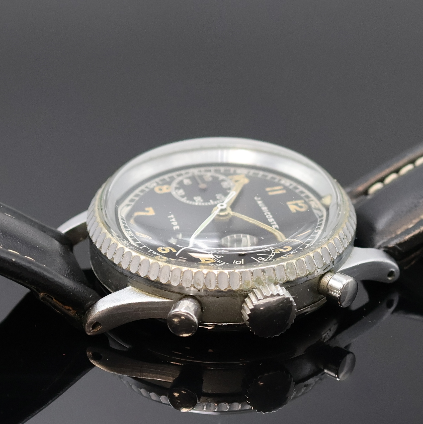 Detail b: J. AURICOSTE Type 20 Fliegerchronograph mit Flyback der französischen Luftwaffe, Schweiz um 1954, Handaufzug, matt verchr. Geh., geriffelte ...