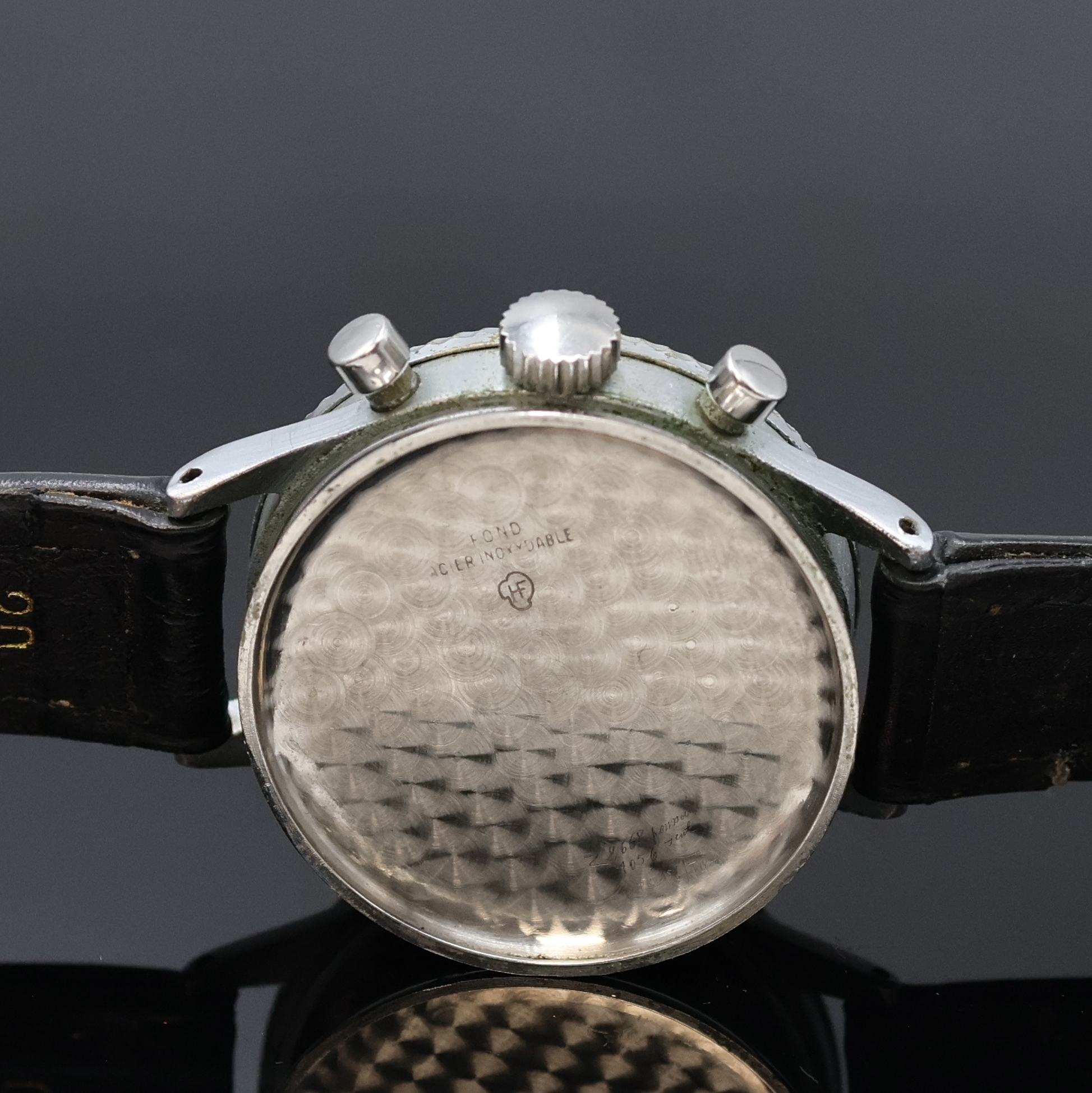 Detail e: J. AURICOSTE Type 20 Fliegerchronograph mit Flyback der französischen Luftwaffe, Schweiz um 1954, Handaufzug, matt verchr. Geh., geriffelte ...