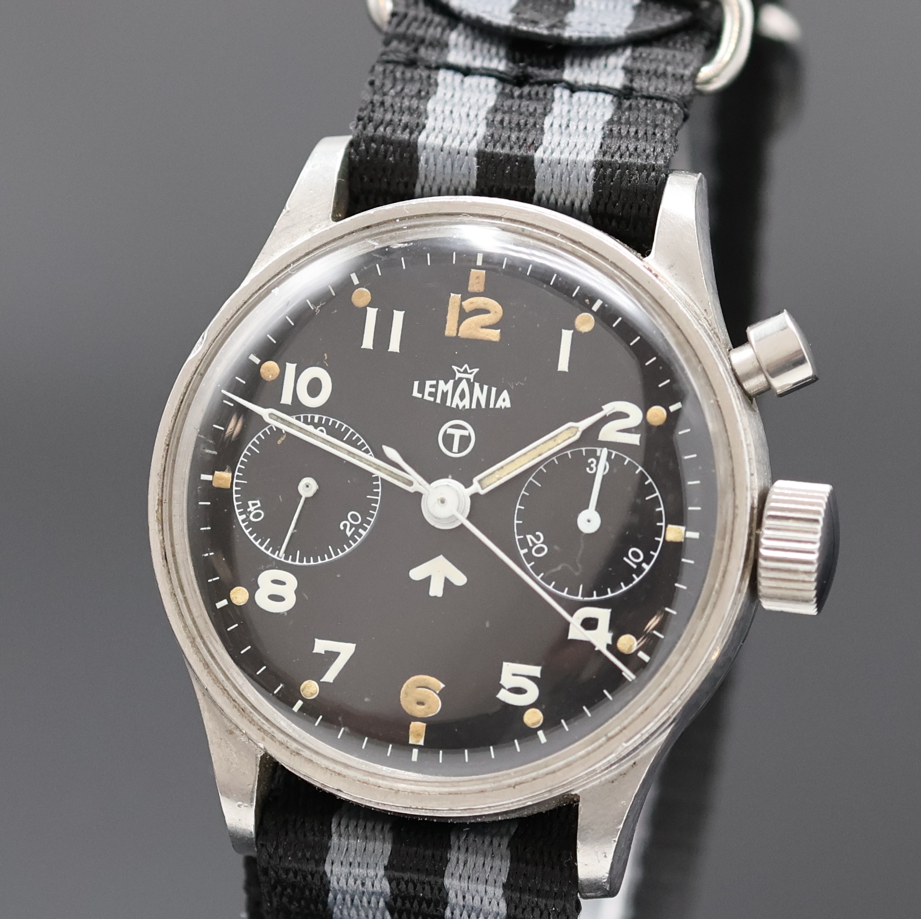 Detail a: LEMANIA Fliegerchronograph für das Britische Militär, Schweiz um 1950, Handaufzug, Boden verschr., schwarzes Zifferbl. m. arab. Zahlen, ...