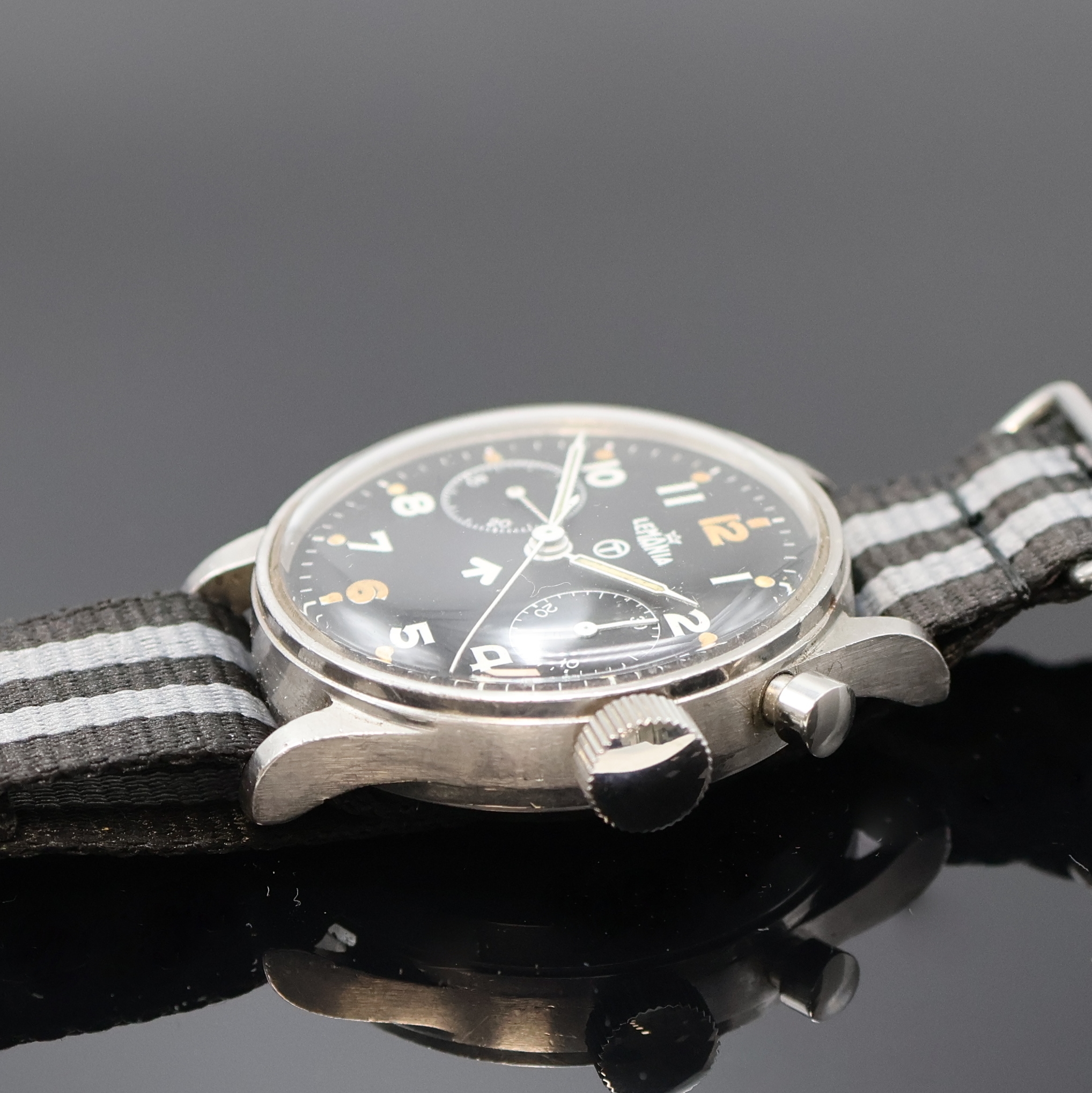 Detail b: LEMANIA Fliegerchronograph für das Britische Militär, Schweiz um 1950, Handaufzug, Boden verschr., schwarzes Zifferbl. m. arab. Zahlen, ...