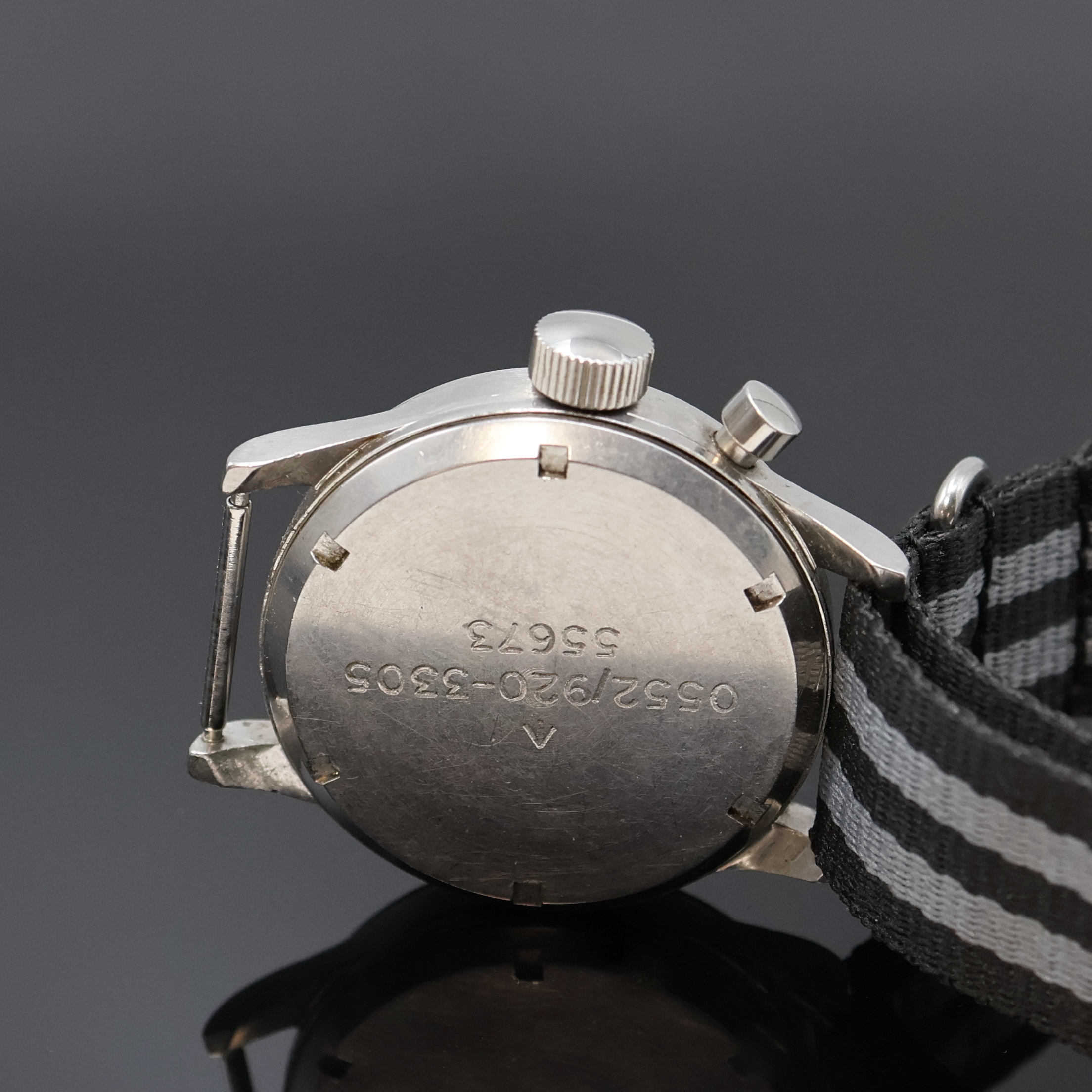 Detail c: LEMANIA Fliegerchronograph für das Britische Militär, Schweiz um 1950, Handaufzug, Boden verschr., schwarzes Zifferbl. m. arab. Zahlen, ...