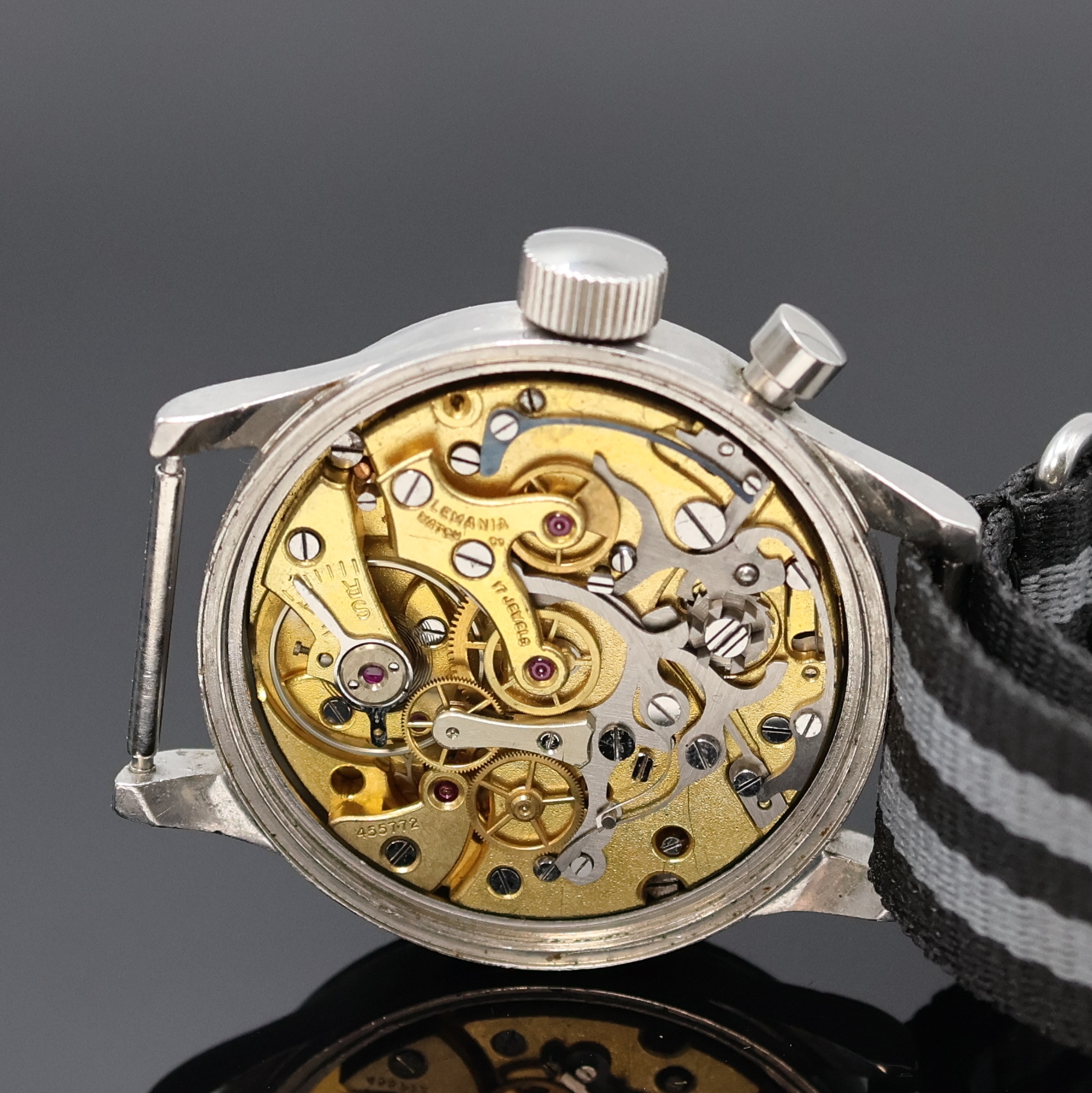 Detail d: LEMANIA Fliegerchronograph für das Britische Militär, Schweiz um 1950, Handaufzug, Boden verschr., schwarzes Zifferbl. m. arab. Zahlen, ...
