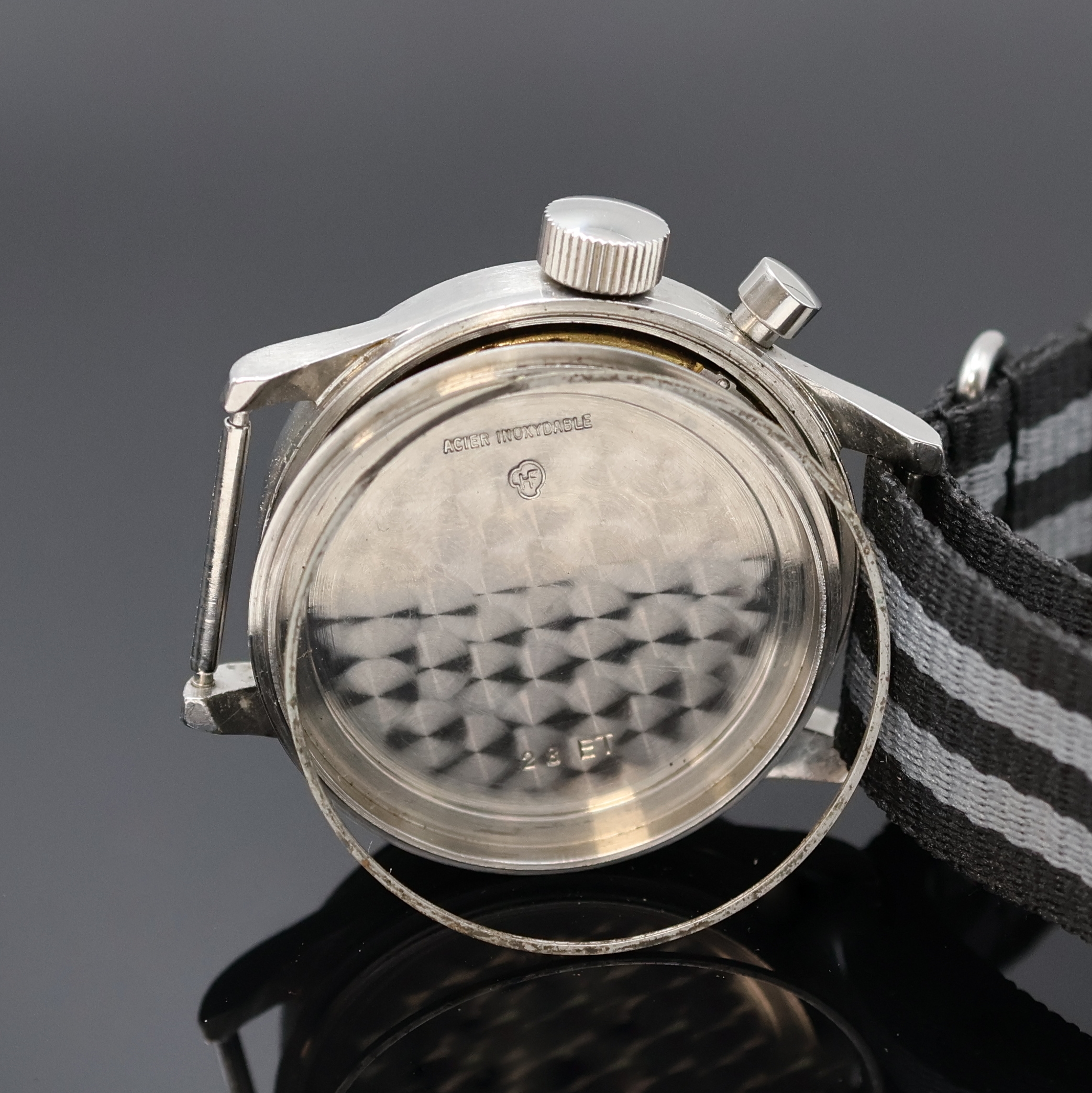 Detail e: LEMANIA Fliegerchronograph für das Britische Militär, Schweiz um 1950, Handaufzug, Boden verschr., schwarzes Zifferbl. m. arab. Zahlen, ...