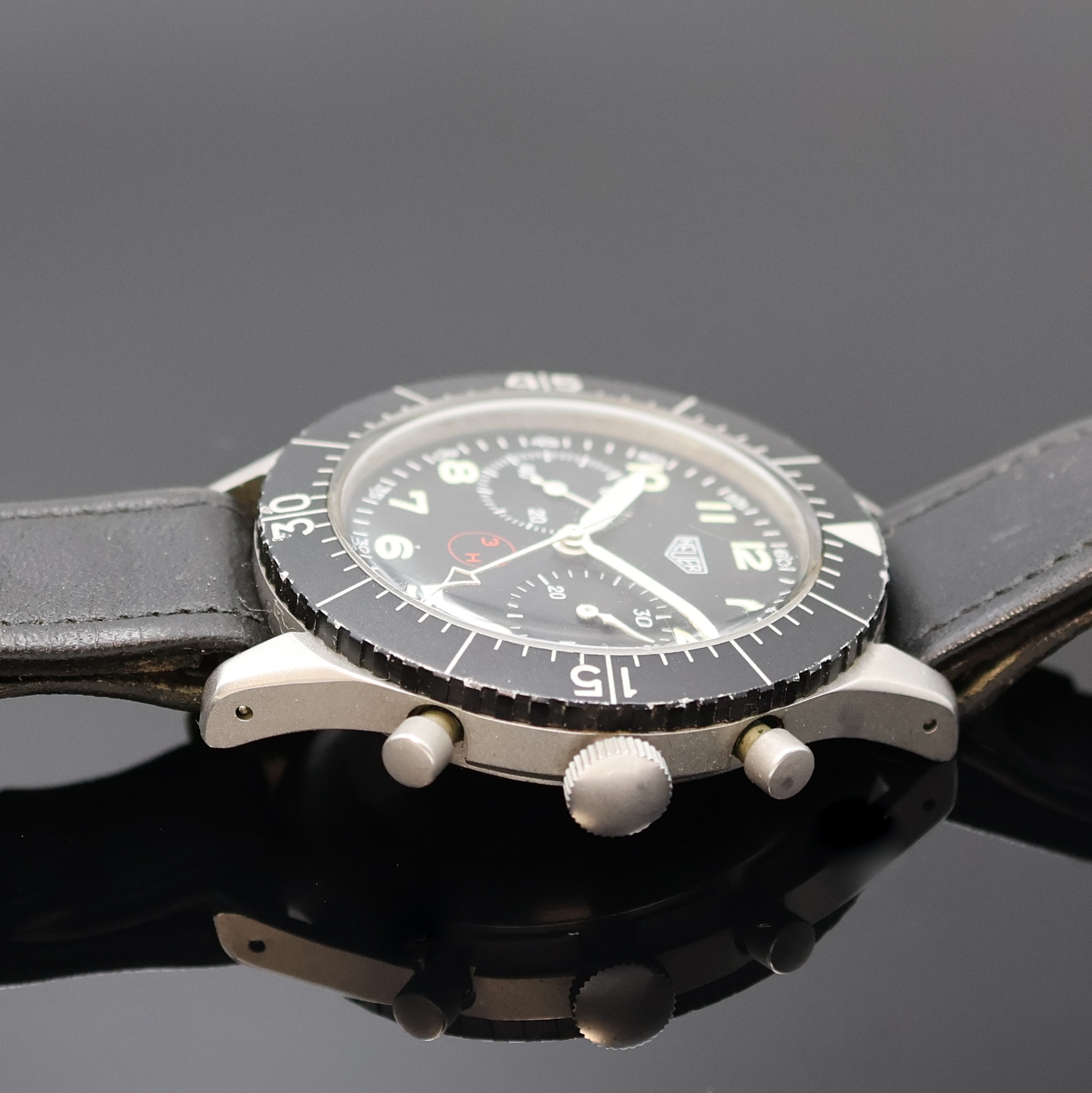 Detail b: HEUER 3H Flieger-Schaltradchronograph mit Flyback, Schweiz um 1970, Handaufzug, mattiertes Geh. 4-fach verschr., Boden m. Versorgungsnummer ...