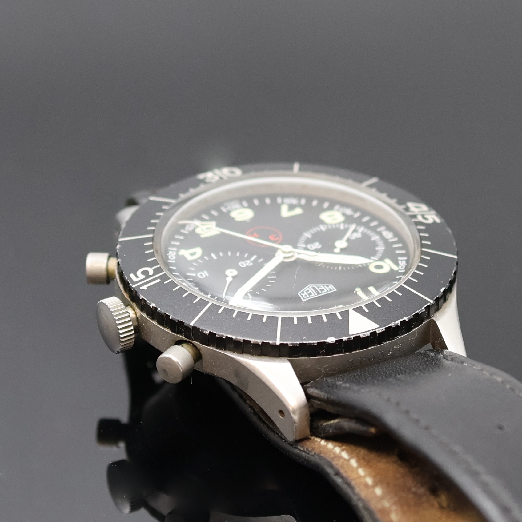 Detail d: HEUER 3H Flieger-Schaltradchronograph mit Flyback, Schweiz um 1970, Handaufzug, mattiertes Geh. 4-fach verschr., Boden m. Versorgungsnummer ...