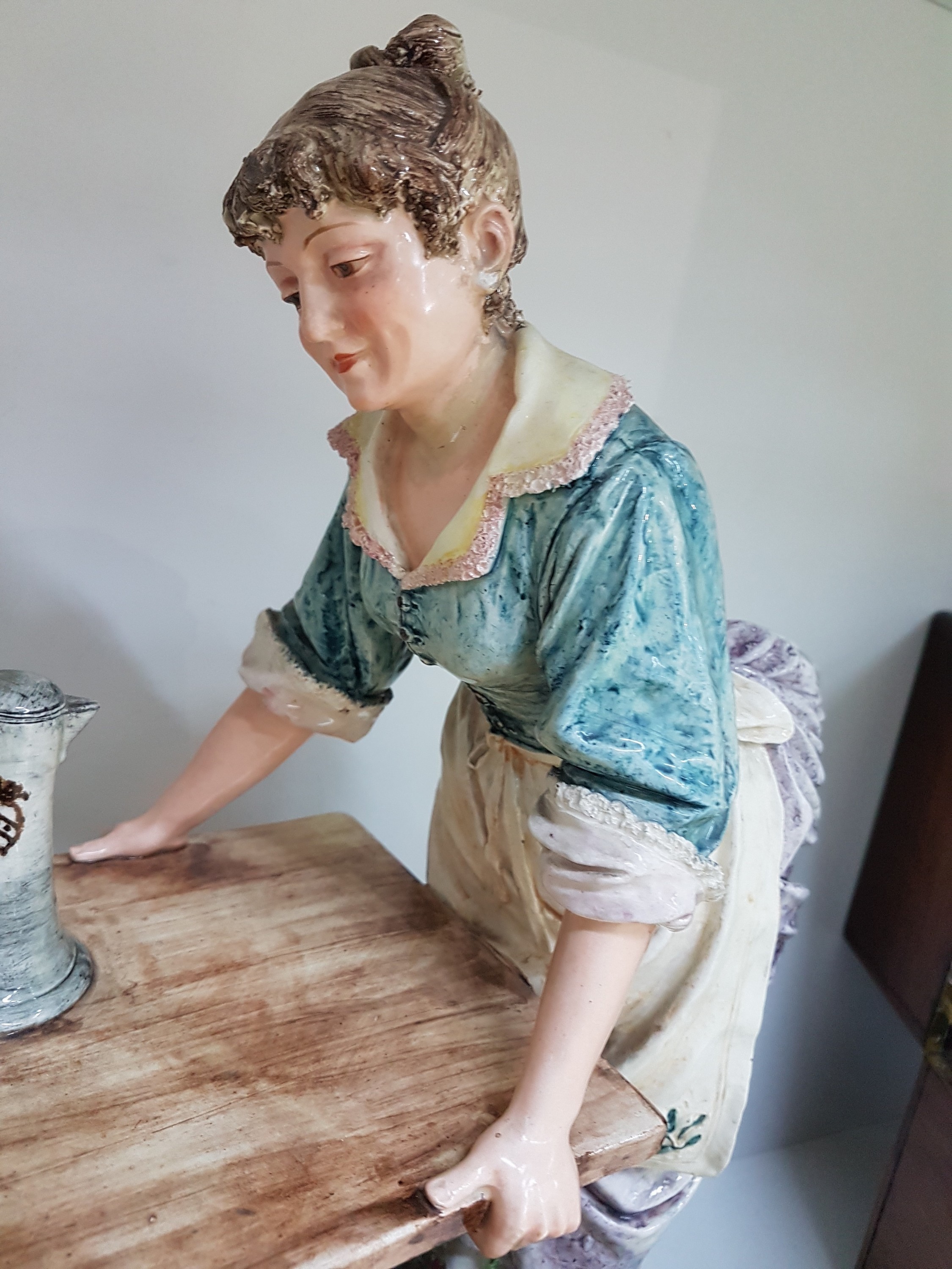 Detail c: Große Keramikgruppe/Figurengruppe, wohl Wilhelm Schiller Bodenbach, um 1900, Wirtshausgruppe, vollplastische Darstellung, altersbedingt bestoßen, ...