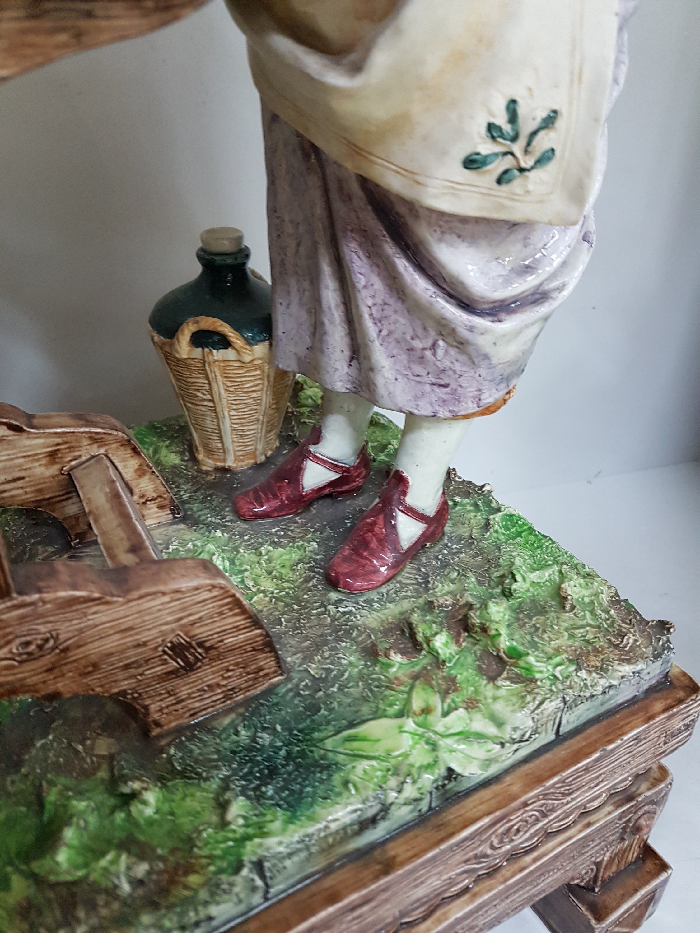 Detail d: Große Keramikgruppe/Figurengruppe, wohl Wilhelm Schiller Bodenbach, um 1900, Wirtshausgruppe, vollplastische Darstellung, altersbedingt bestoßen, ...