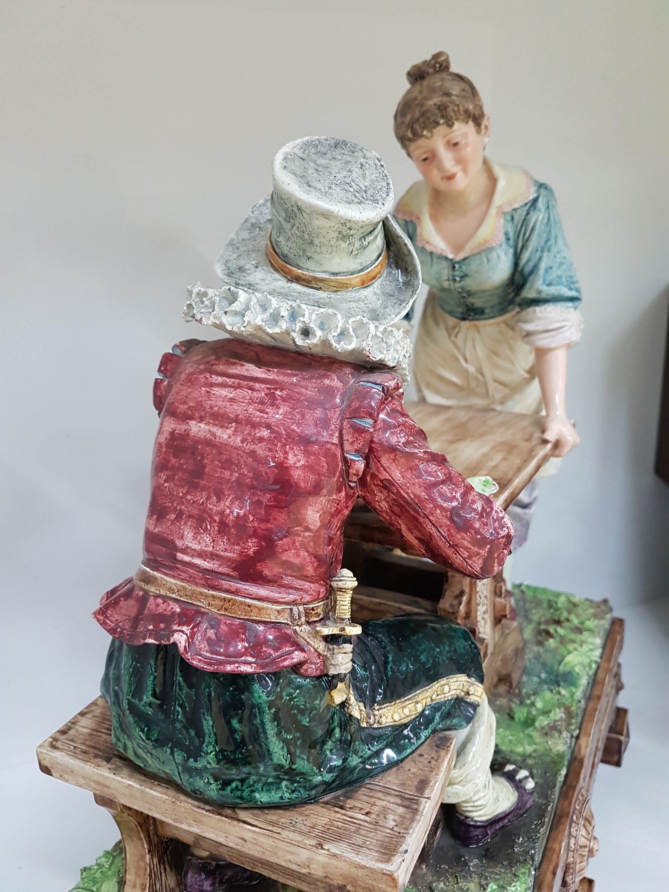 Detail g: Große Keramikgruppe/Figurengruppe, wohl Wilhelm Schiller Bodenbach, um 1900, Wirtshausgruppe, vollplastische Darstellung, altersbedingt bestoßen, ...