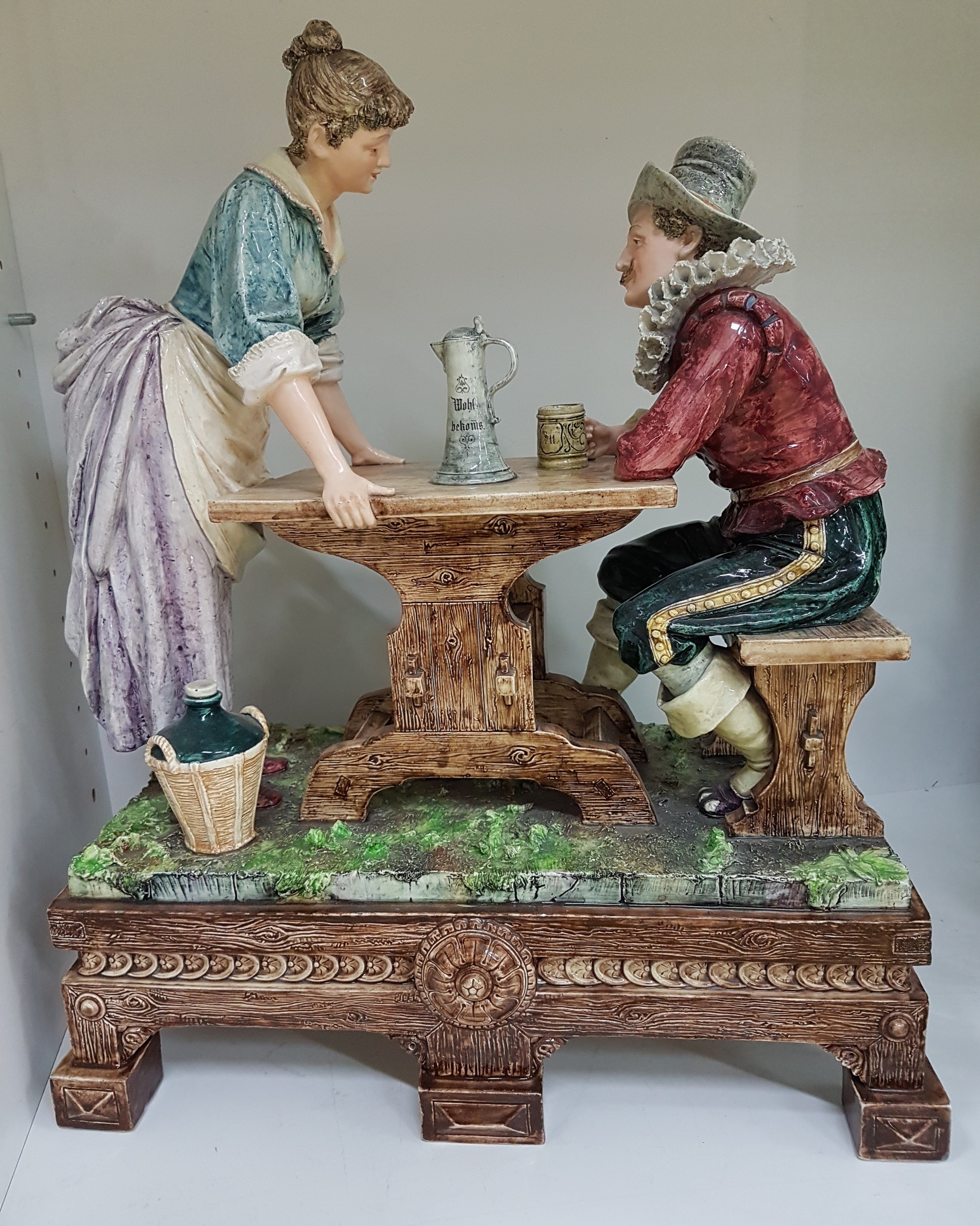 Detail j: Große Keramikgruppe/Figurengruppe, wohl Wilhelm Schiller Bodenbach, um 1900, Wirtshausgruppe, vollplastische Darstellung, altersbedingt bestoßen, ...