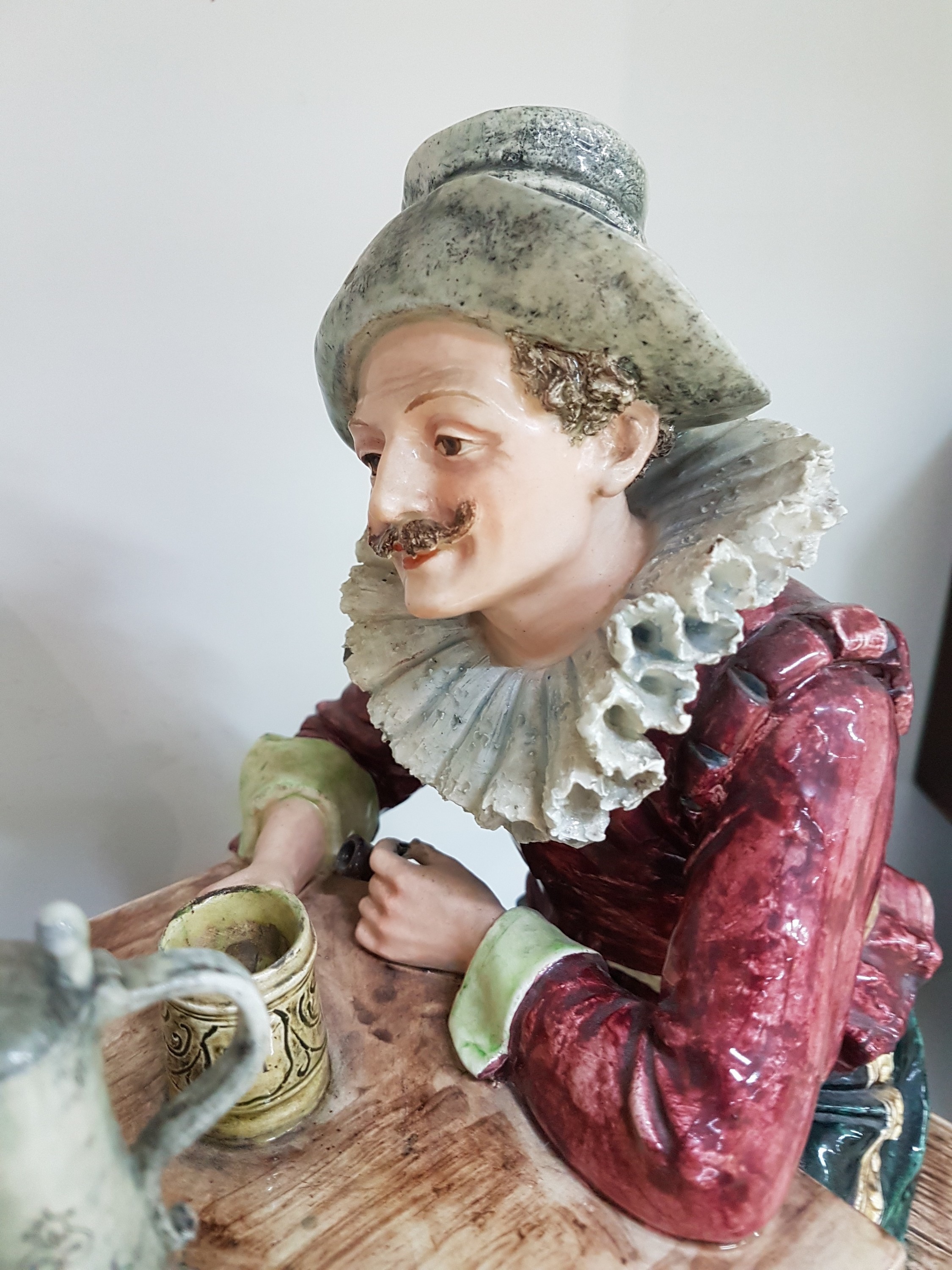 Detail l: Große Keramikgruppe/Figurengruppe, wohl Wilhelm Schiller Bodenbach, um 1900, Wirtshausgruppe, vollplastische Darstellung, altersbedingt bestoßen, ...