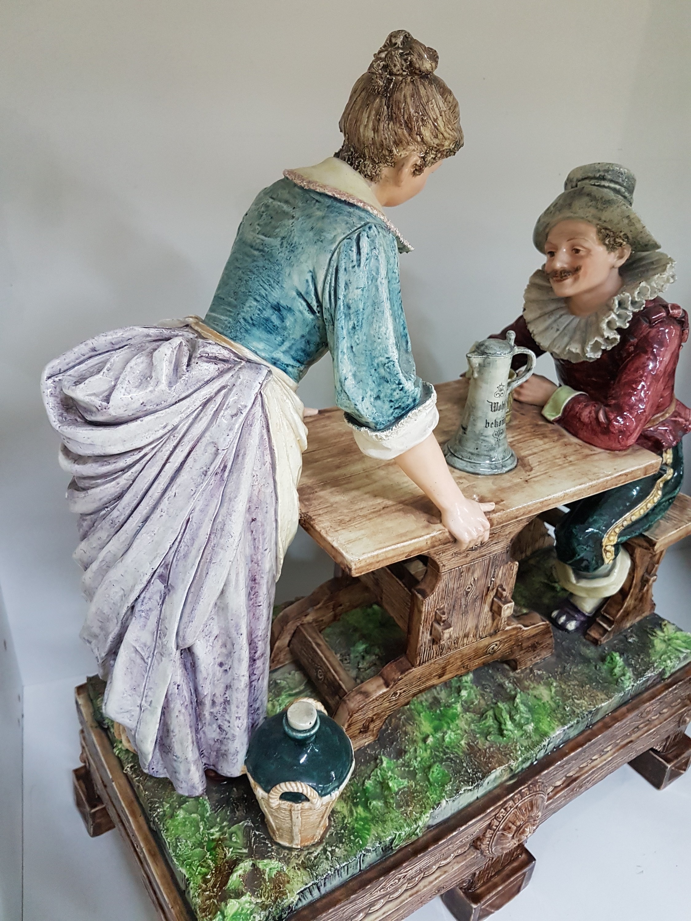 Detail m: Große Keramikgruppe/Figurengruppe, wohl Wilhelm Schiller Bodenbach, um 1900, Wirtshausgruppe, vollplastische Darstellung, altersbedingt bestoßen, ...