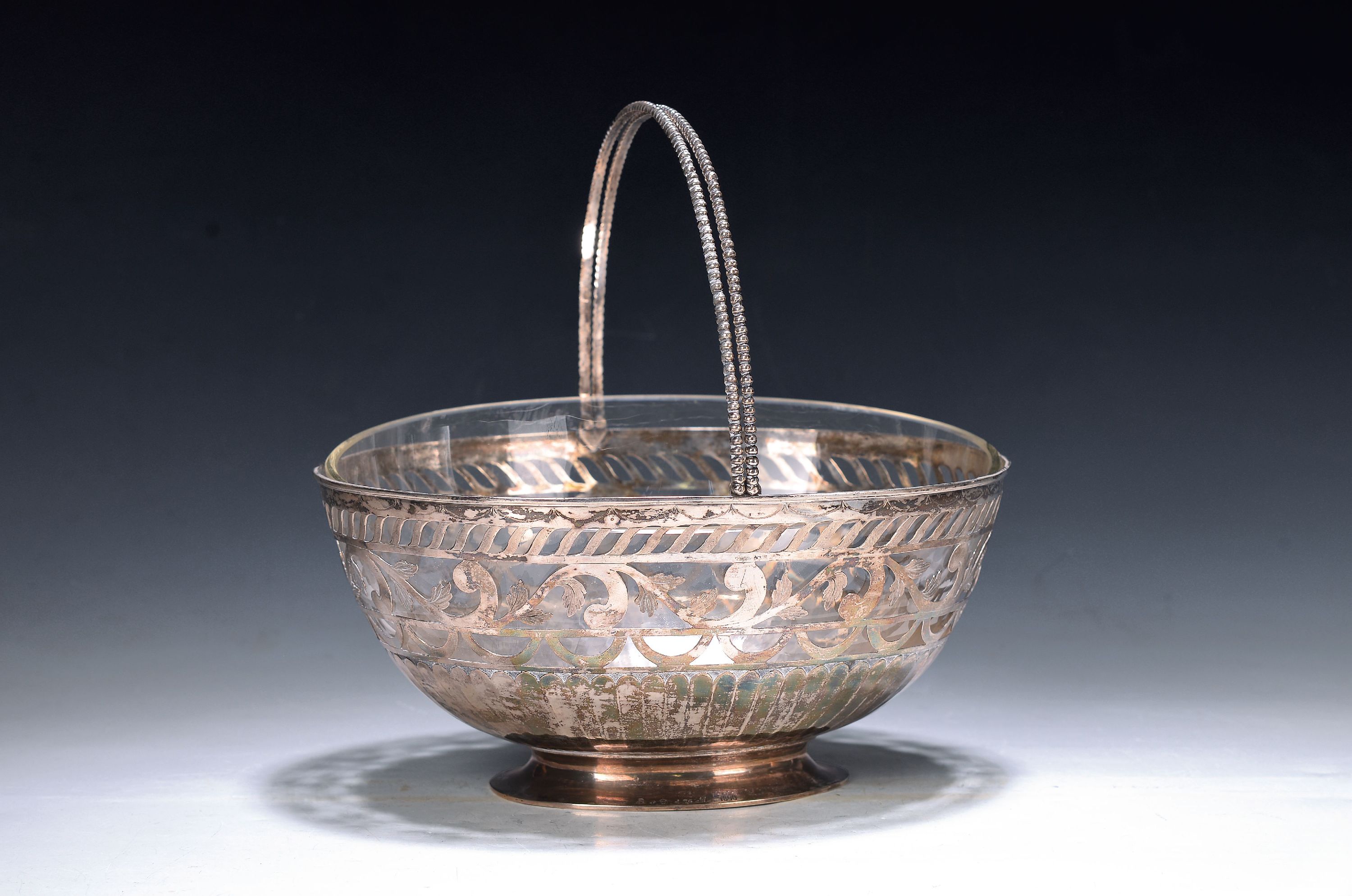 Kasseler Korbschale aus Silber, Johannes Adam Kördel (1767-1814), Kassel, Silber, Glaseinsatz, zweigeteilter Henkel mit Perlstab, klassizistischer ...