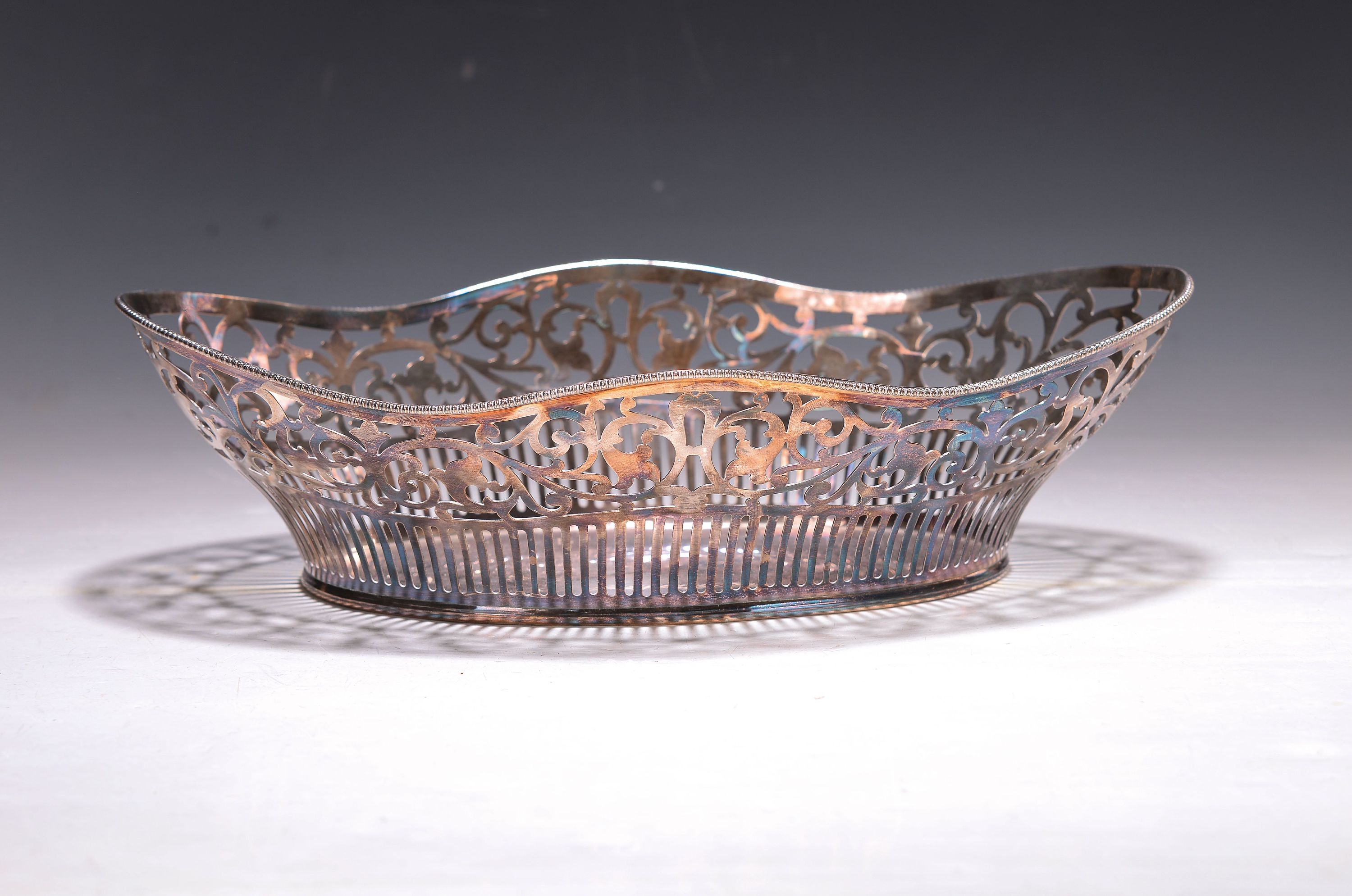 Korbschale aus Silber, 19./20.Jh., 830er, Wandung in Durchbrucharbeit, Rankendekor, 9x31x19 cm, 427g