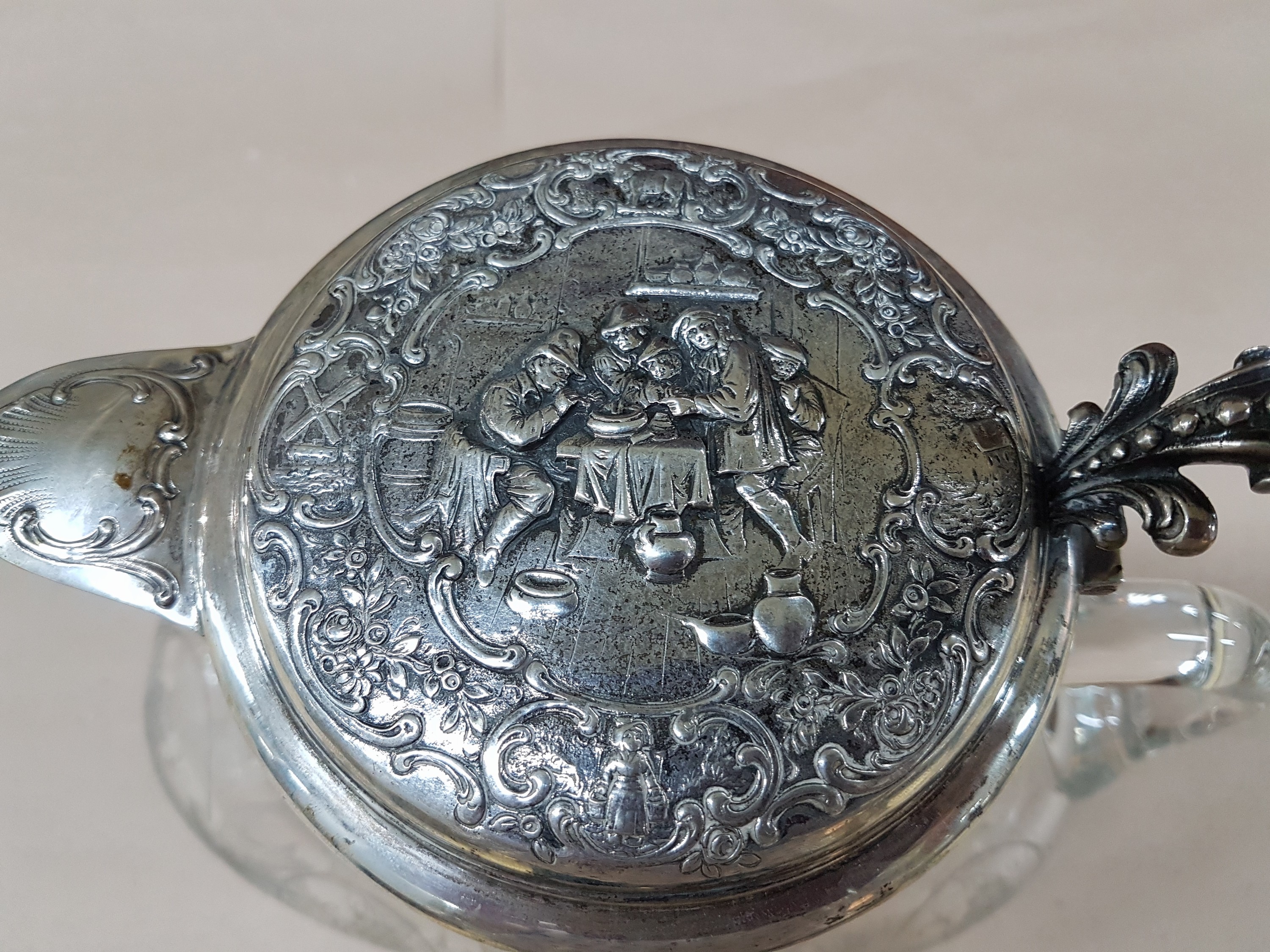 Detail c: Weinkrug mit Silbermontur, deutsch, Ende 19. Jh., 800er, Glaskorpus geschliffen, Dekor aus Weinranken und Vögeln, Silbermontur Groteskenfries, ...